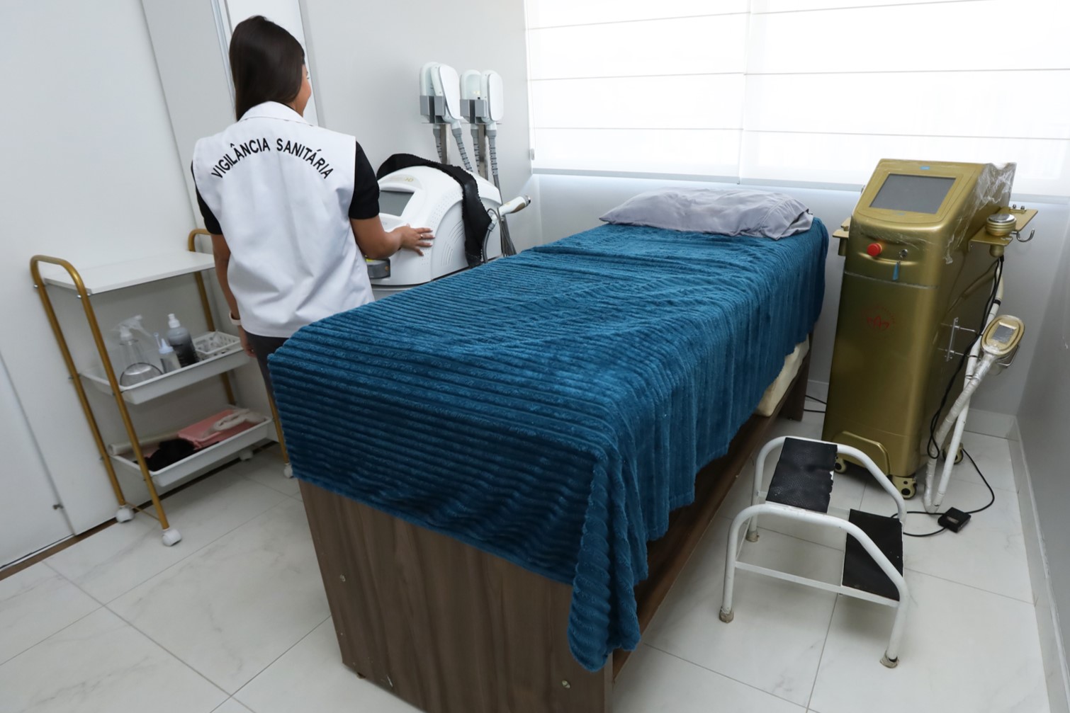 Vigilância Sanitária fiscaliza clínicas de estética no DF