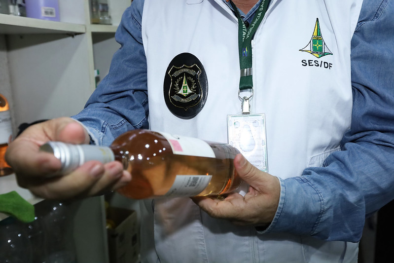 Vigilância Sanitária apreende mais de 3 mil litros de bebidas irregulares no Distrito Federal