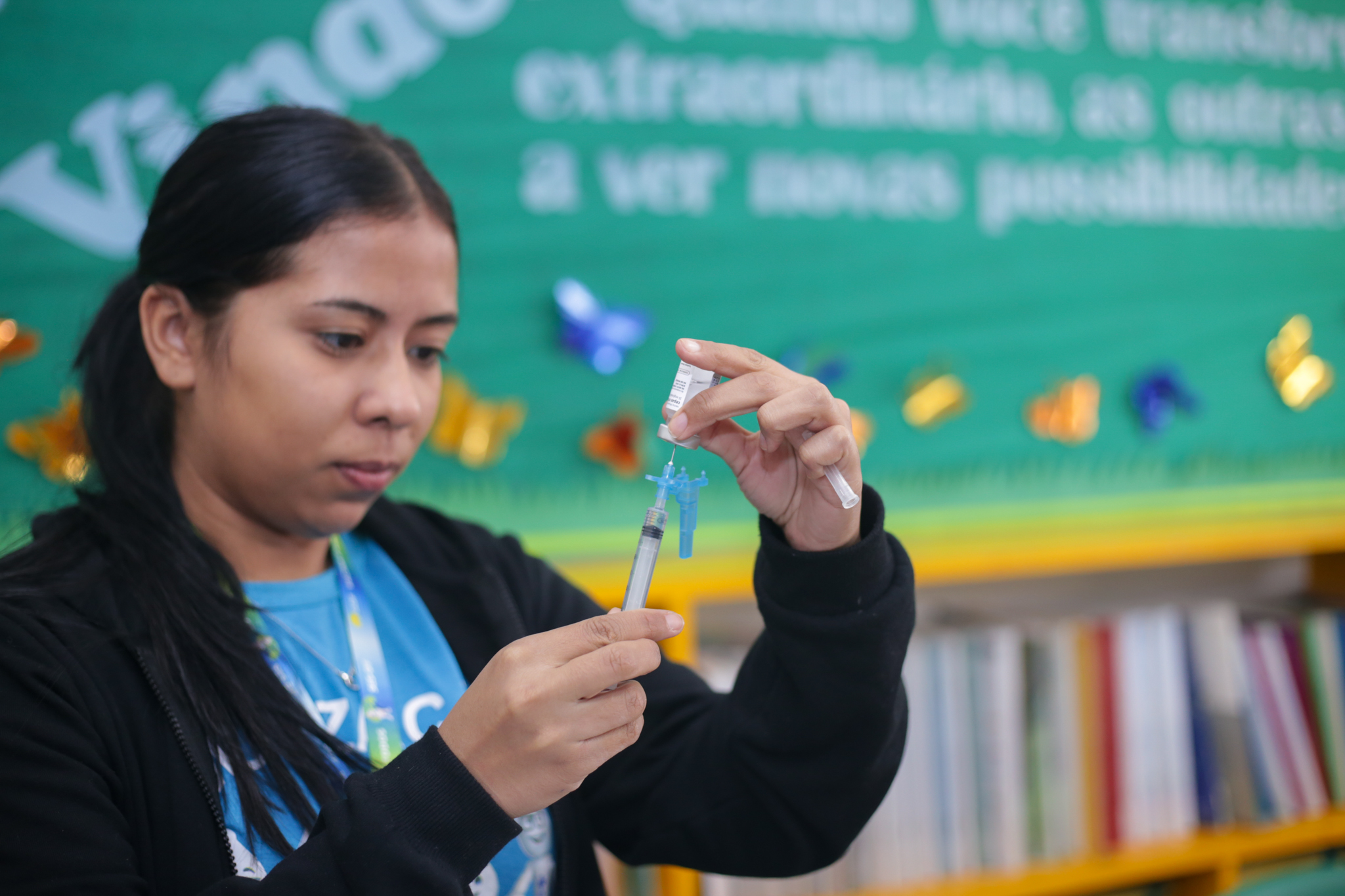 Alunos de escola na Asa Sul recebem vacina contra gripe e outras doenças