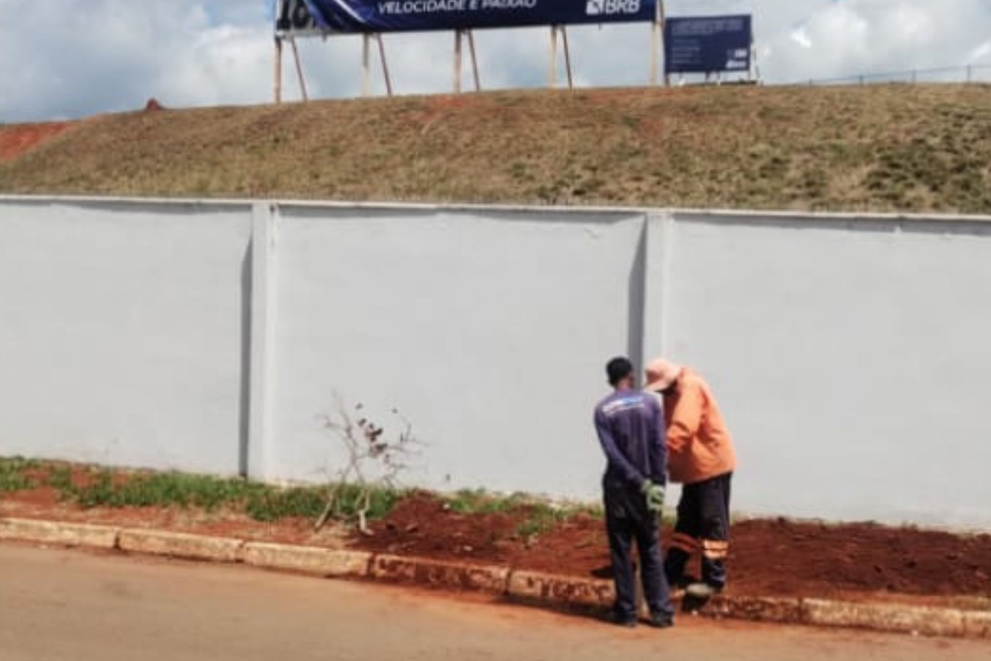 Arredores do Autódromo Internacional de Brasília passam por&nbsp;ação de desobstrução de bocas de lobo e reconstrução de grelhas