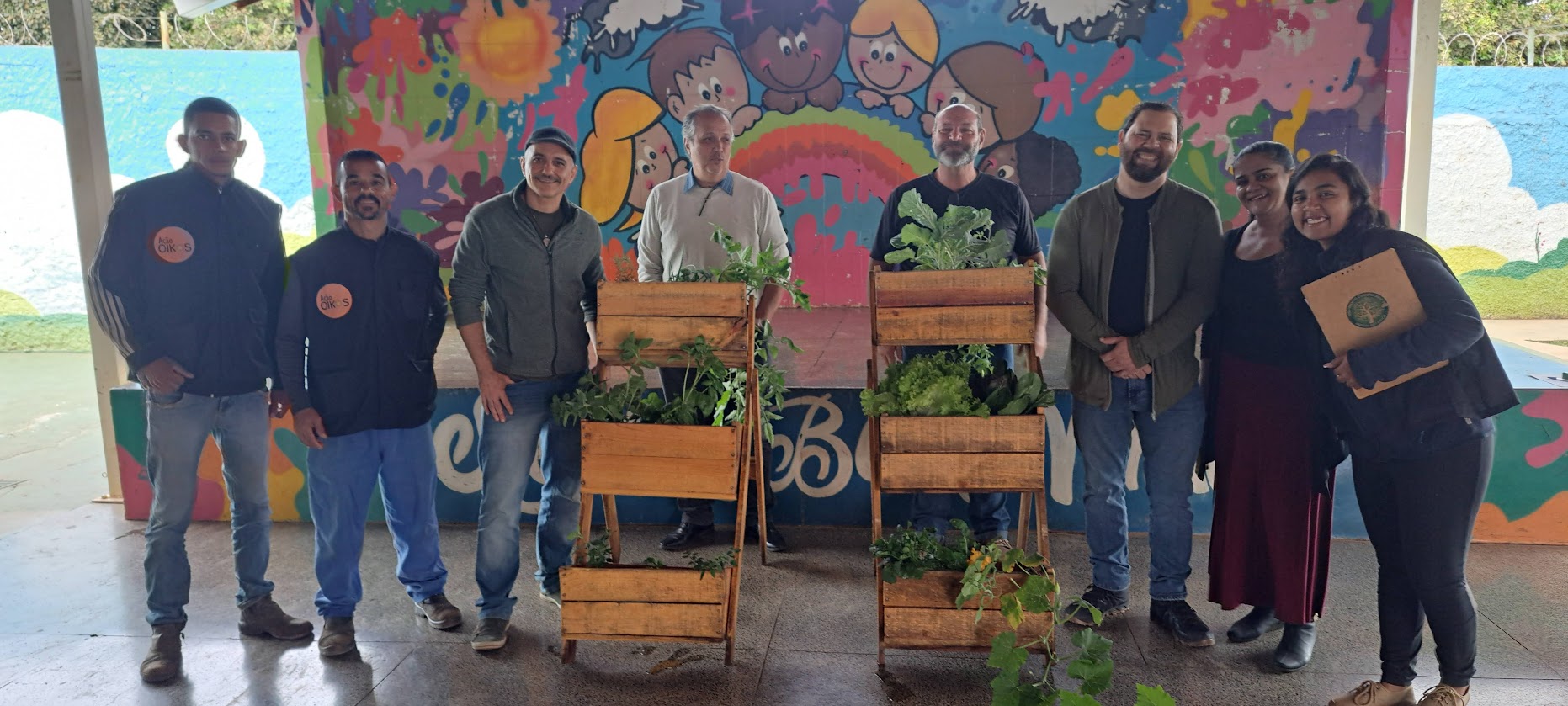 Hortas verticais são entregues para escolas públicas de São Sebastião e Jardim Botânico