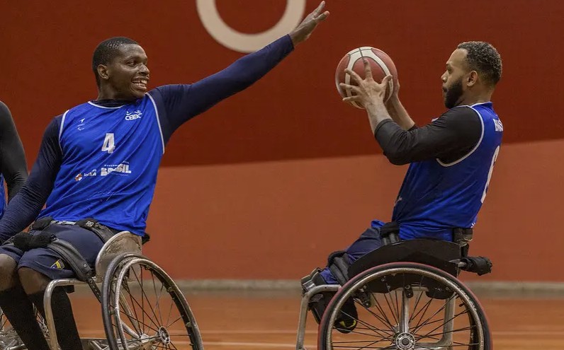 Esporte inclusivo ganha reforço com entrega de 136 cadeiras de rodas para atletas do basquete