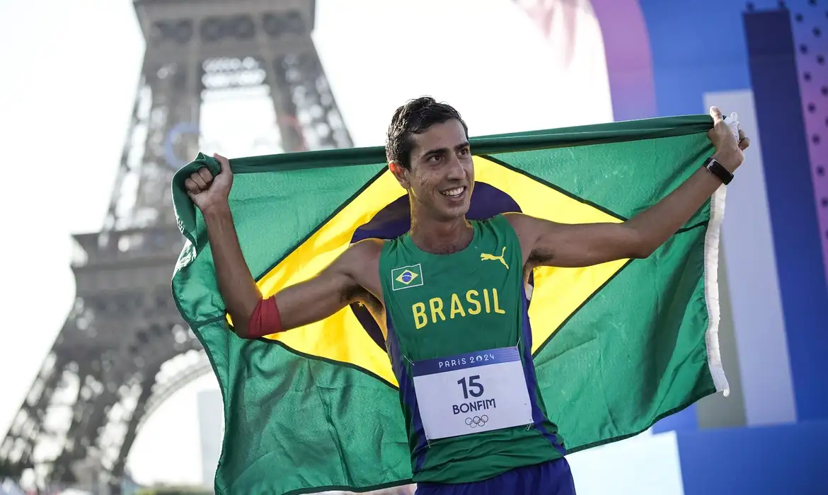 Com apoio do GDF, brasiliense Caio Bonfim é medalha de prata no atletismo em Paris