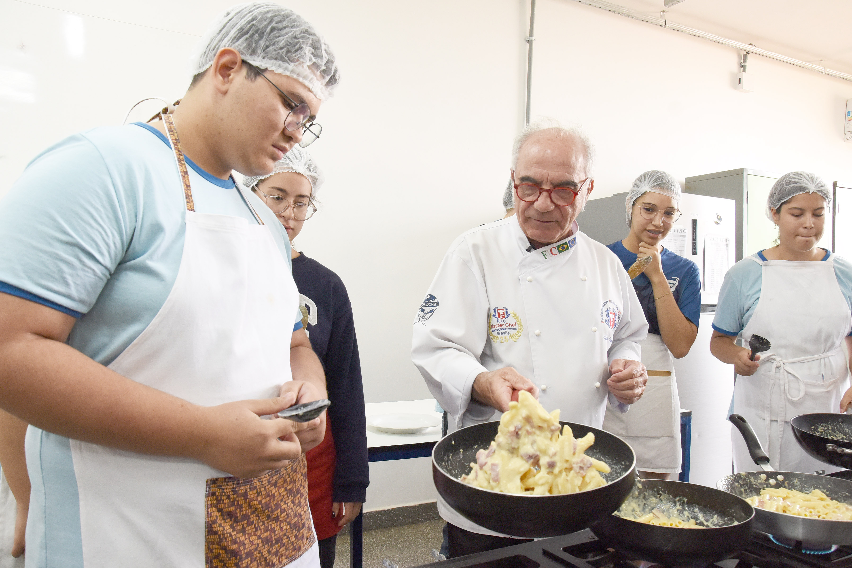 Alunos viram chefs por um dia em gincana culinária do CEM 01 do Guará