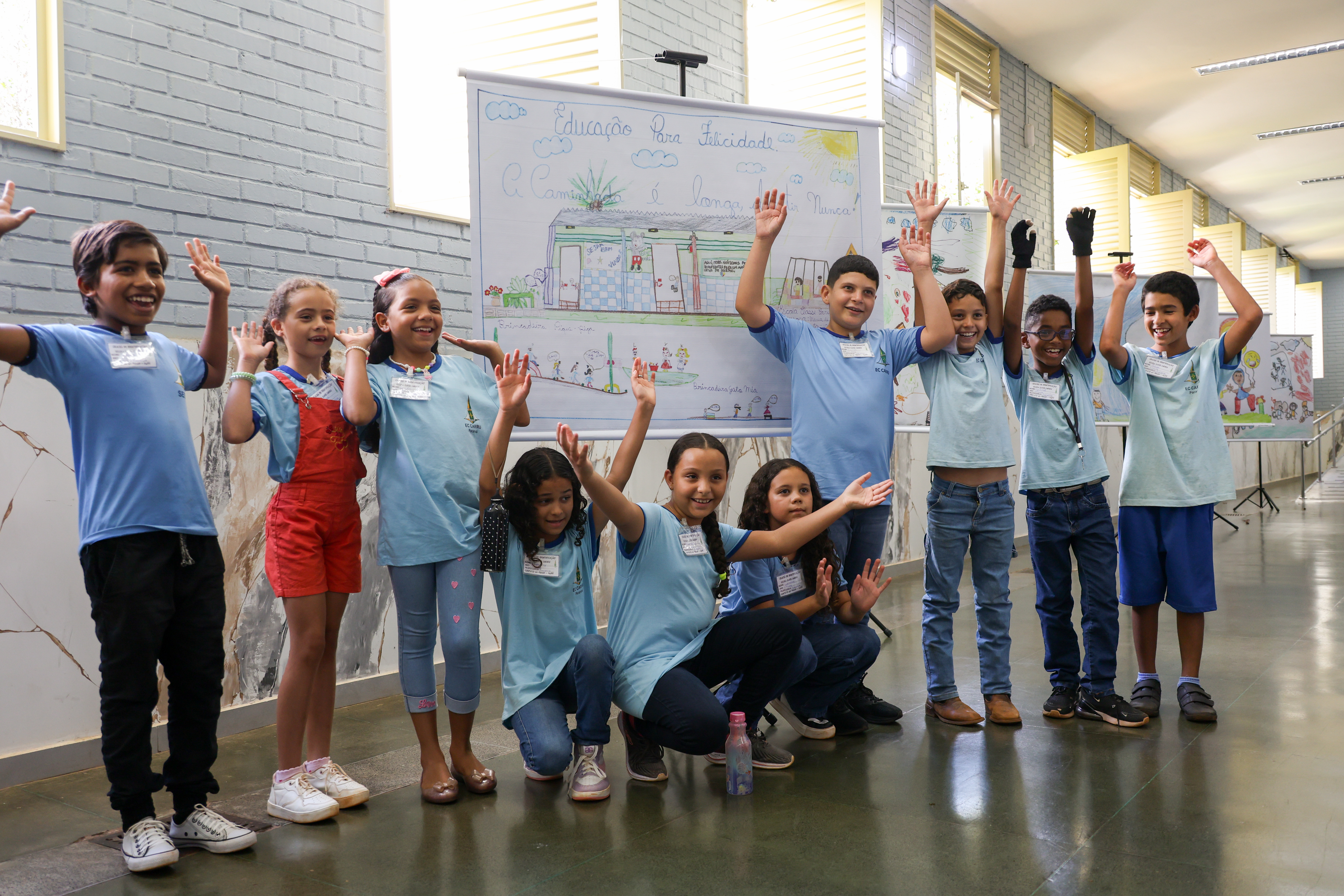 Estudantes do DF recebem prêmio por obras que retratam a felicidade na escola