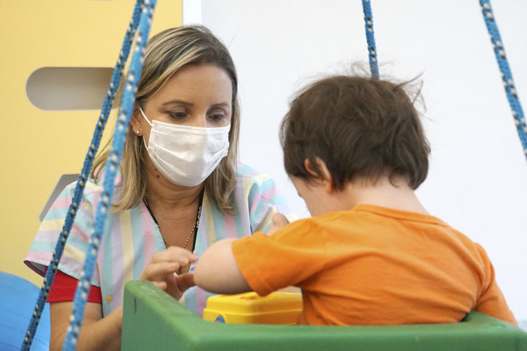 Criança com deficiência recebe atenção especial em rede pública do DF