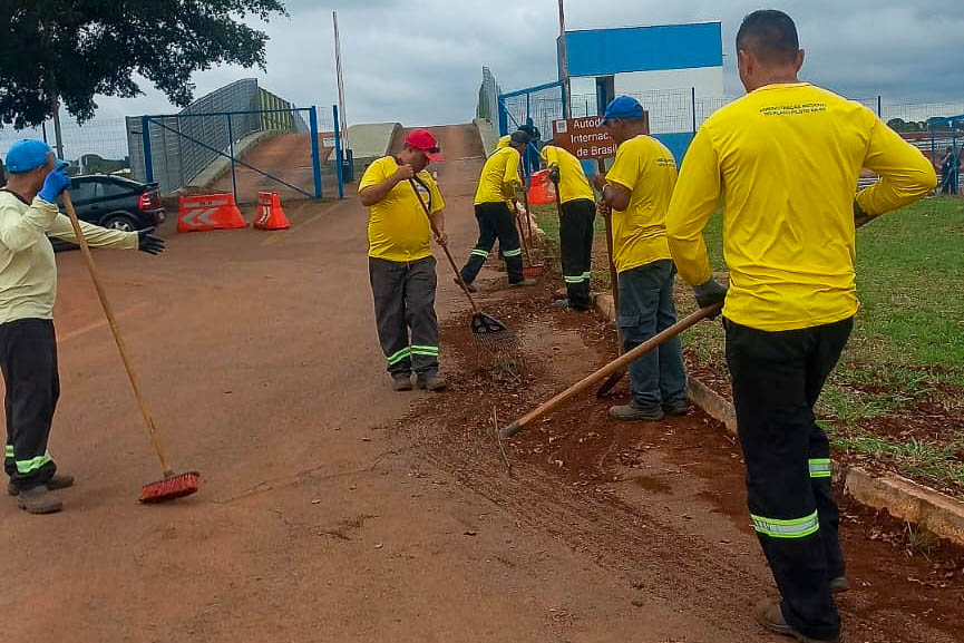 Equipes do GDF trabalham no entorno do Autódromo de Brasília antes da reabertura do espaço