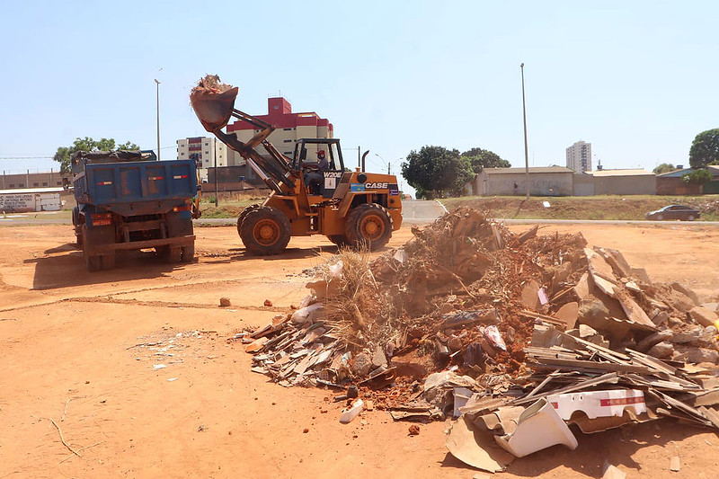 Descarte incorreto de lixo pode levar a alagamentos no período das chuvas