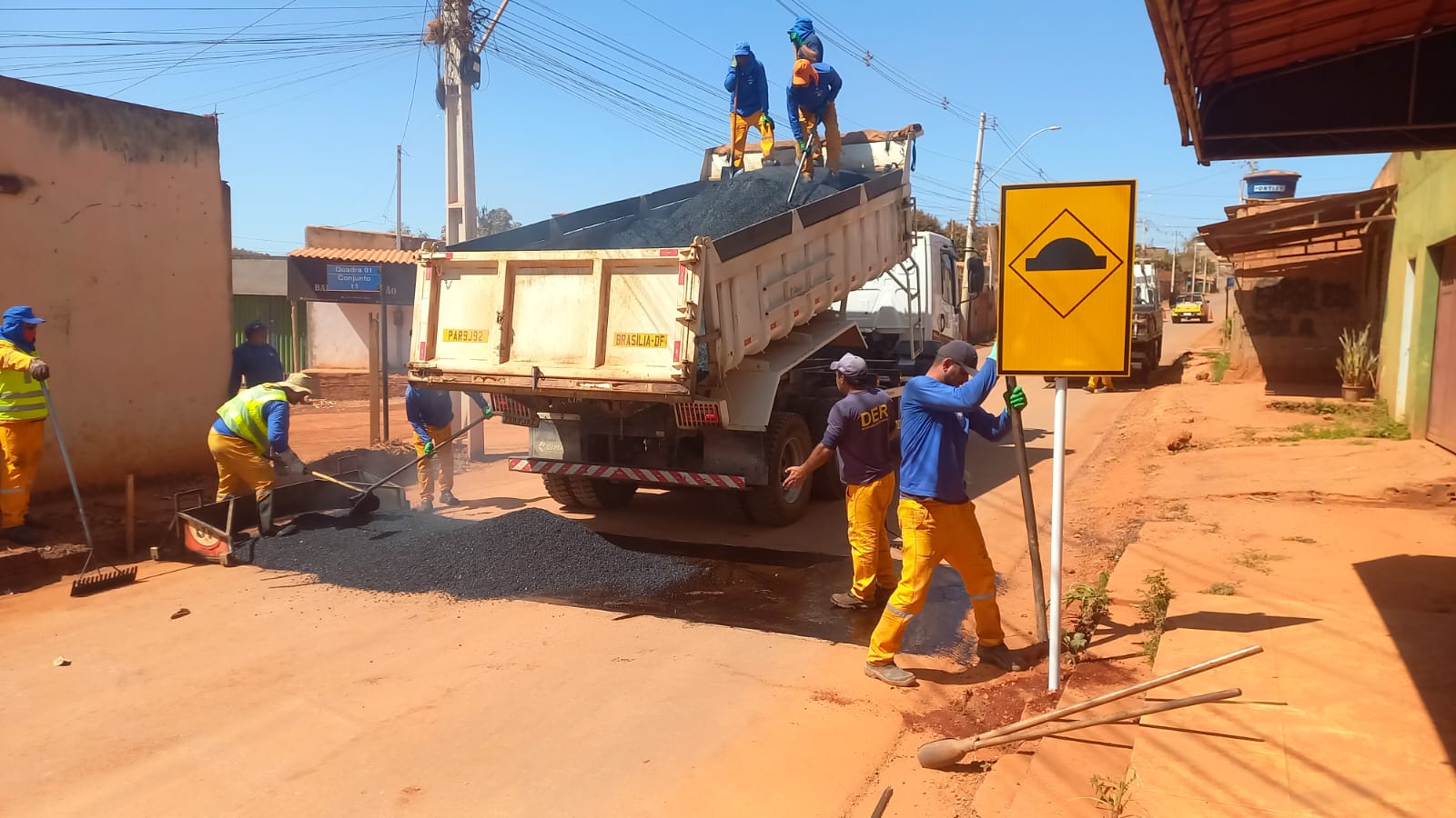 Avenida Comercial do Morro da Cruz, em São Sebastião, ganha quebra-molas e sinalização