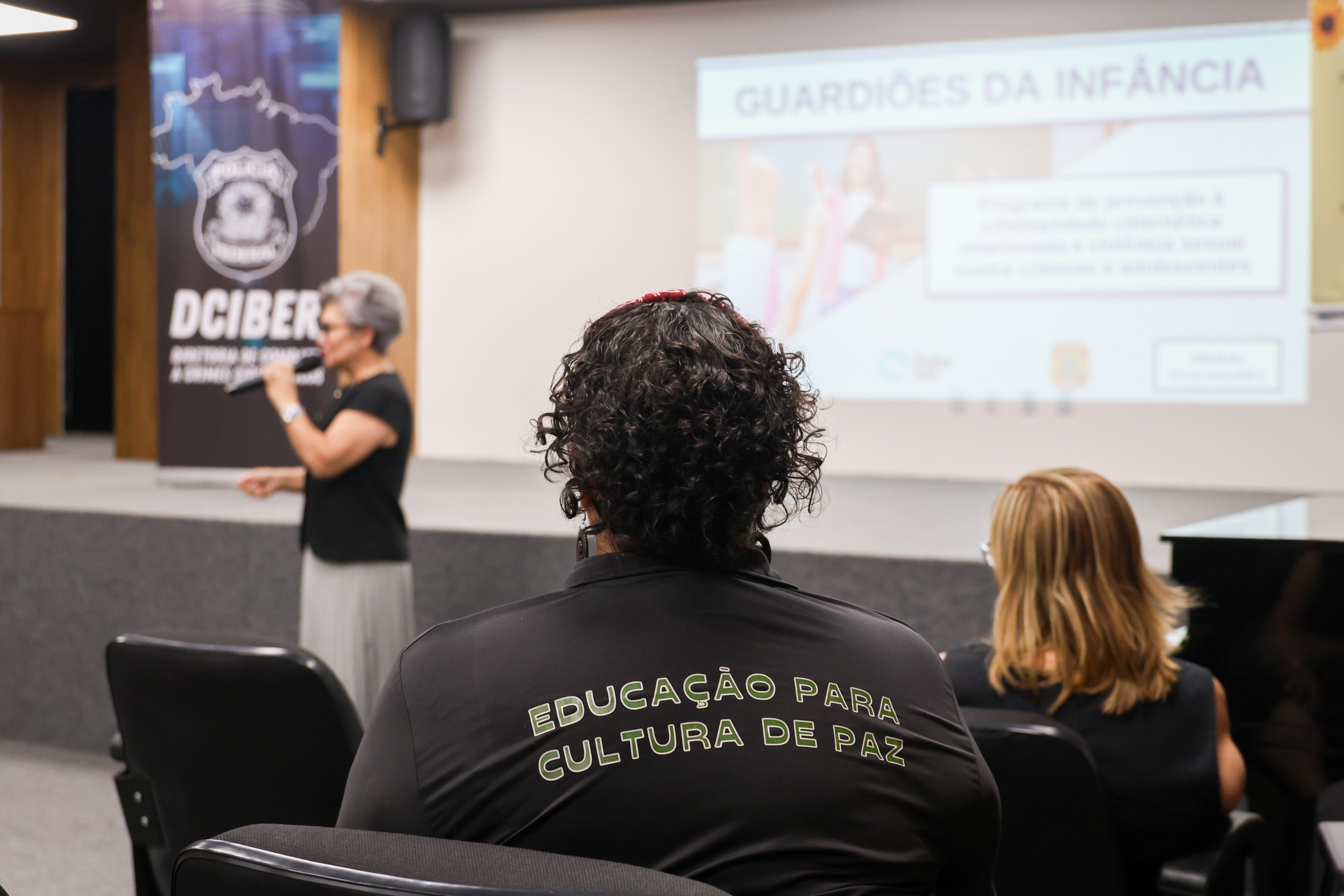 Encontro discute cuidados e proteção de jovens nas redes sociais