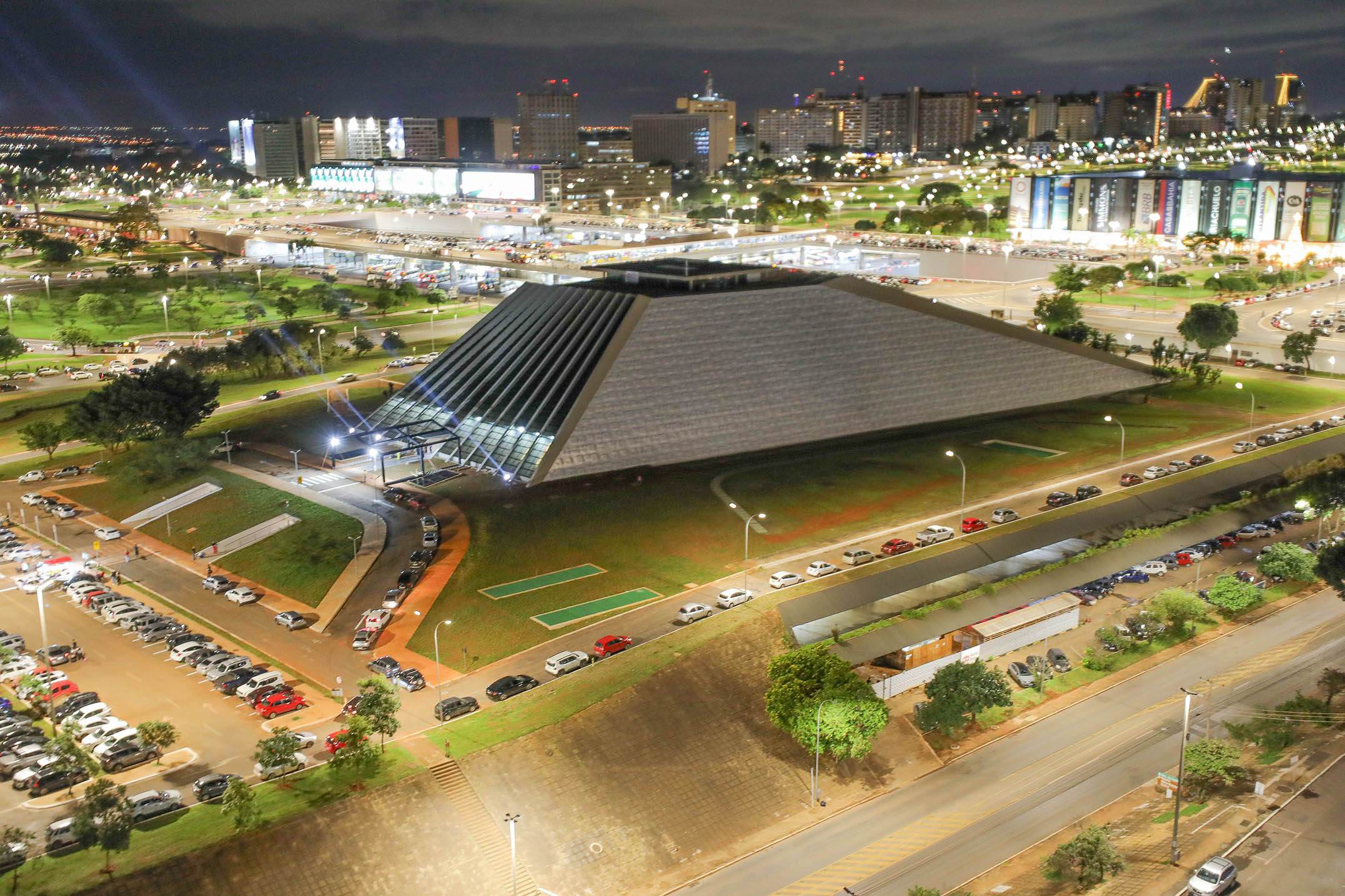 Teatro Nacional Claudio Santoro ressurge no coração de Brasília, democratizando a cultura