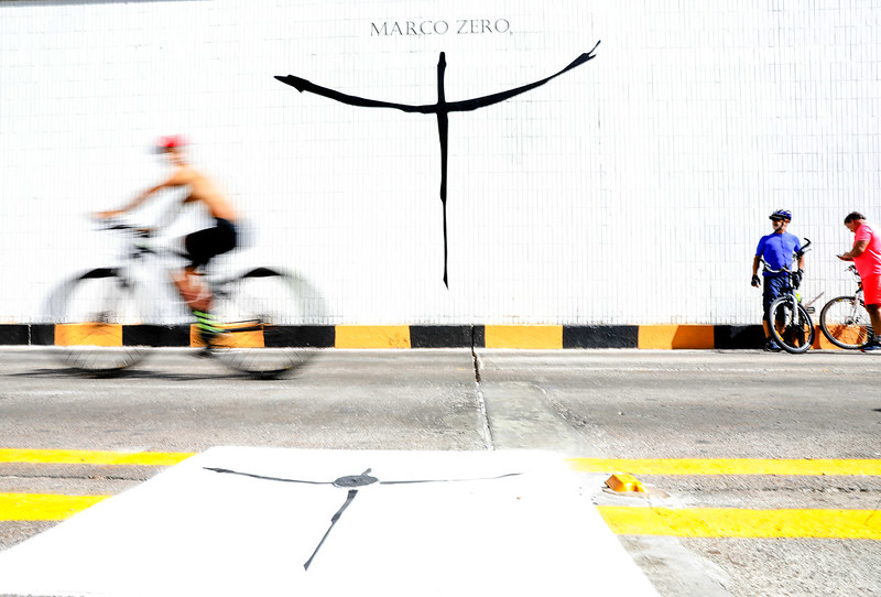 Marco Zero de Brasília ganha iluminação especial para os 65 anos da capital