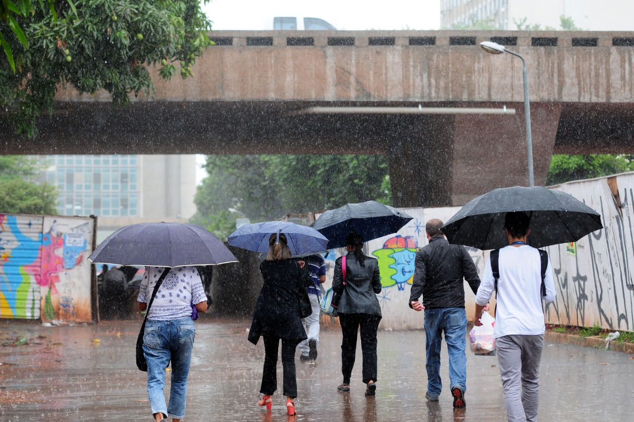Defesa Civil alerta sobre chuvas intensas e ventos fortes no DF