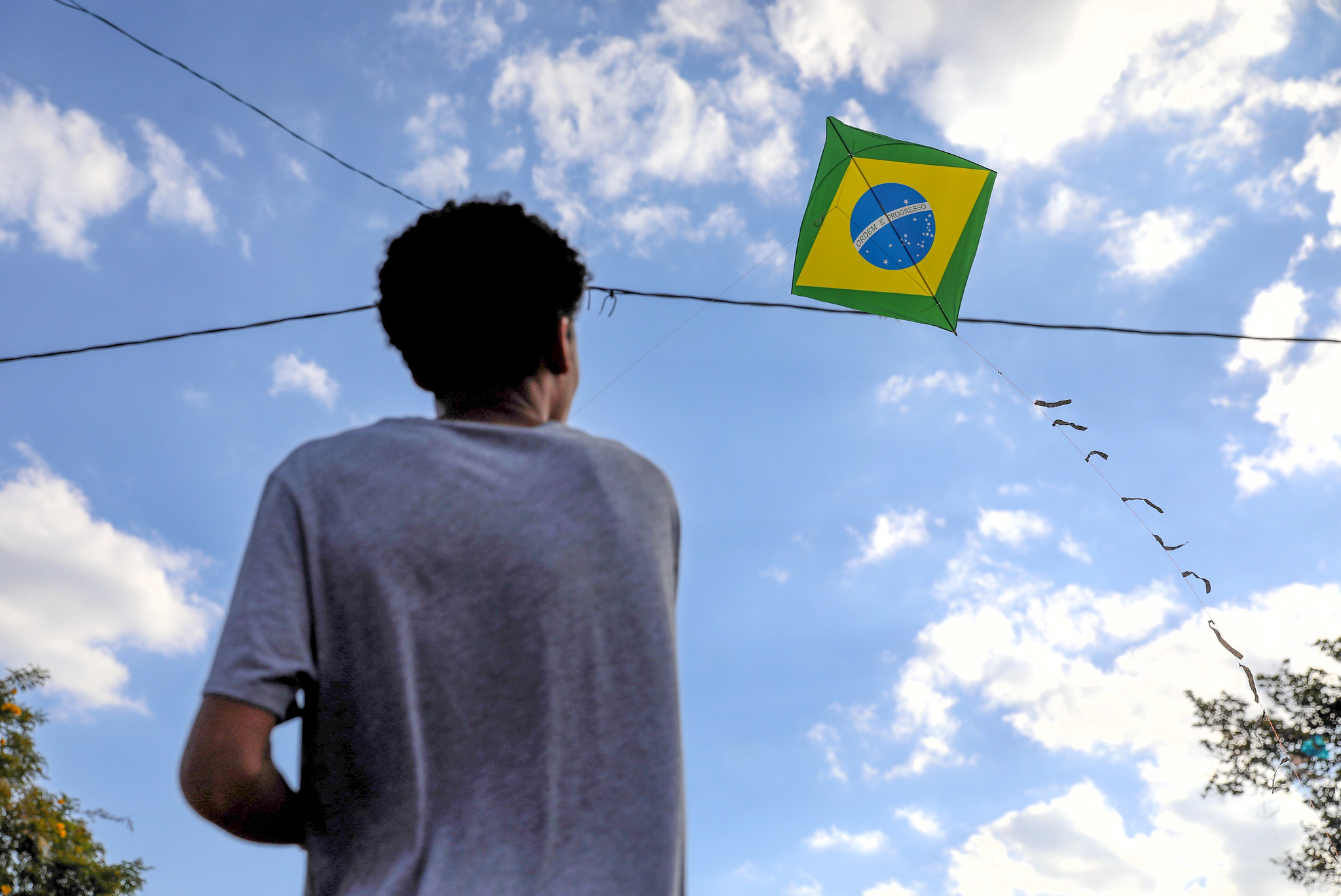 Acidentes com pipas na rede elétrica crescem 60%; saiba como evitar riscos