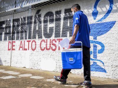 Mais de 10 mil pacientes recebem remédios gratuitos em casa todo mês