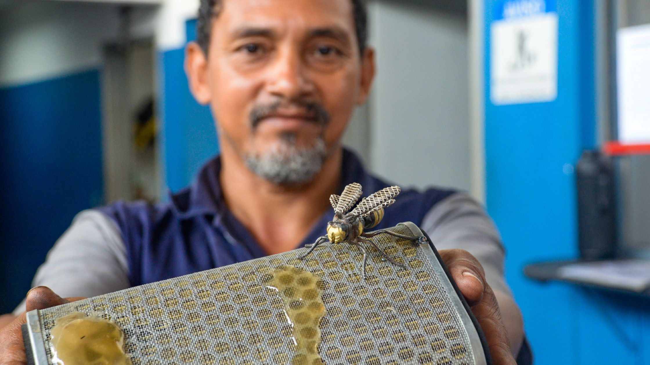 Funcionário do setor de lanternagem e pintura do DER transforma resíduos em esculturas