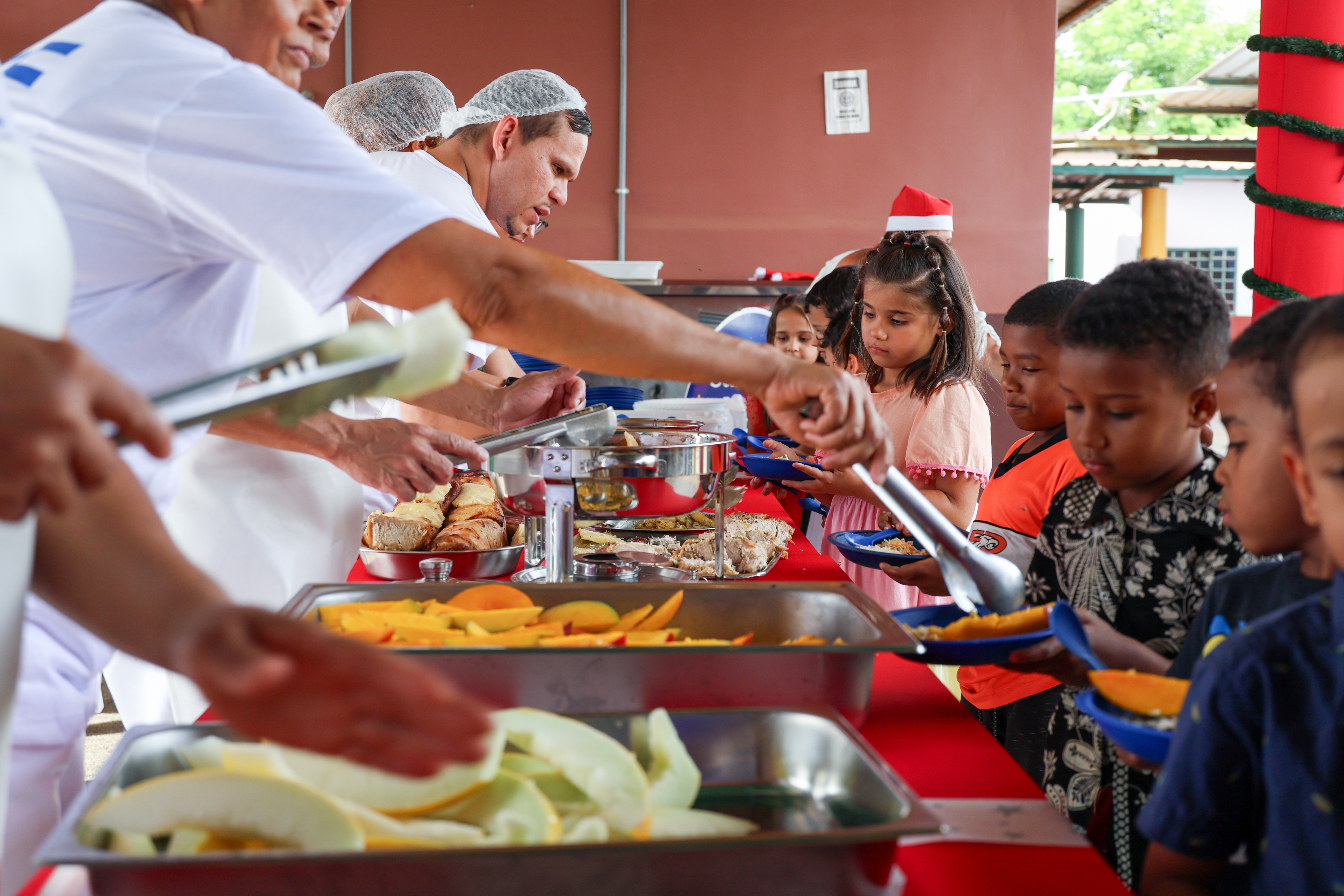 Escolas da rede pública do DF recebem ceia especial no Sabor de Natal
