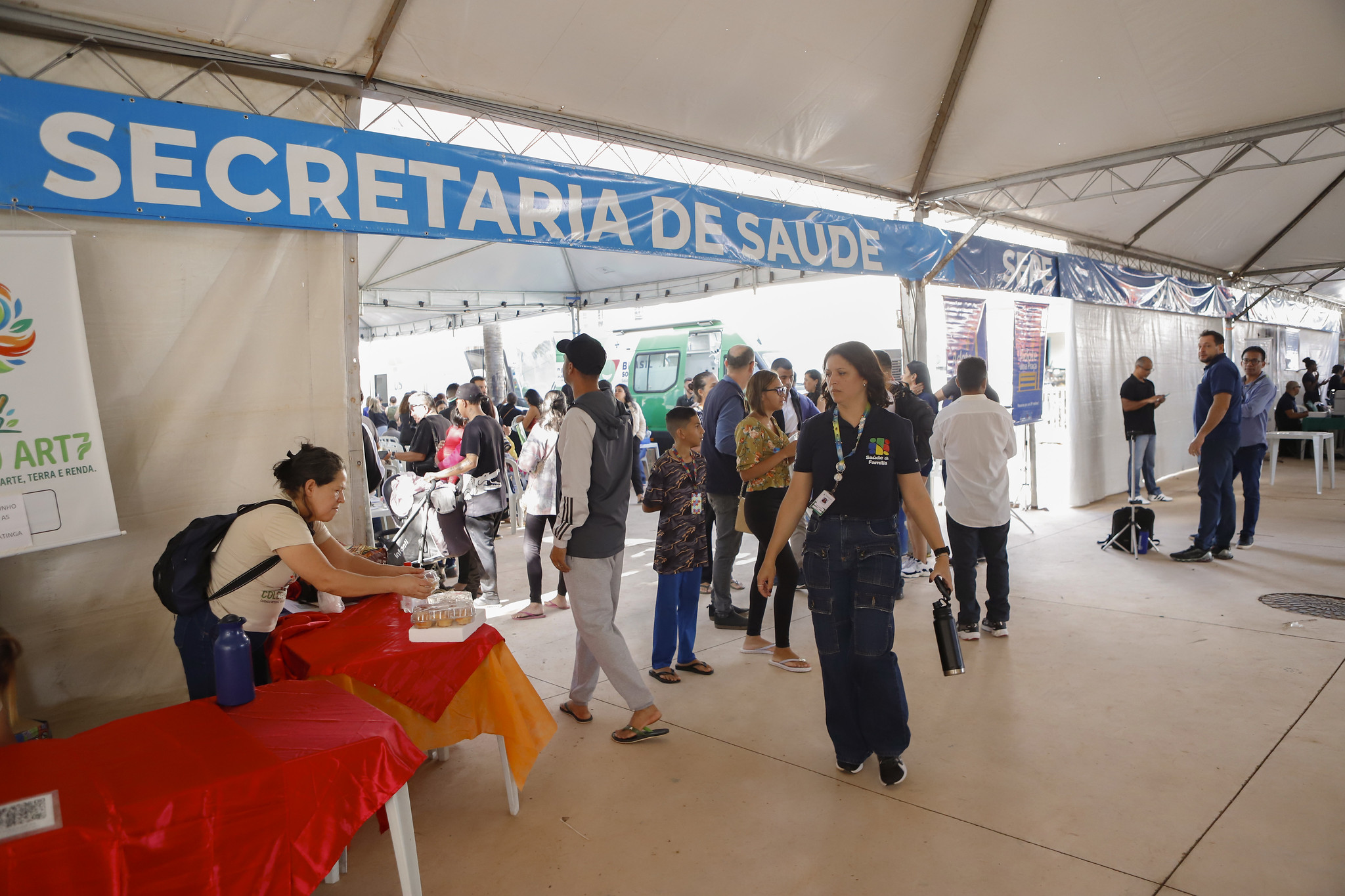 Saúde leva inserção de implanon e vacinação a Ceilândia durante GDF na Sua Porta