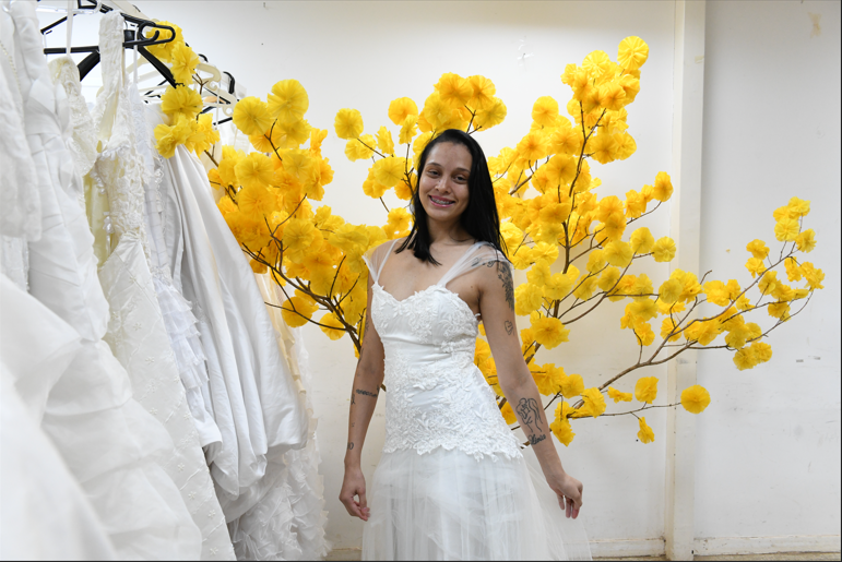 Em dia emocionante, casais provam trajes para o Casamento Comunitário do dia 7 de dezembro