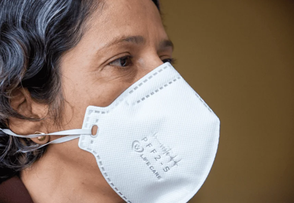 Máscara criada com apoio da FAPDF inativa vírus respiratórios
