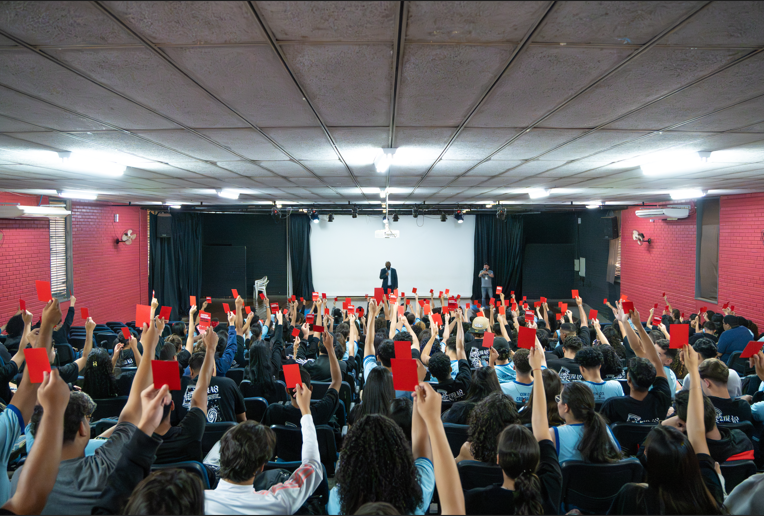 Mais de 500 estudantes do Gama participam de palestra sobre letramento racial