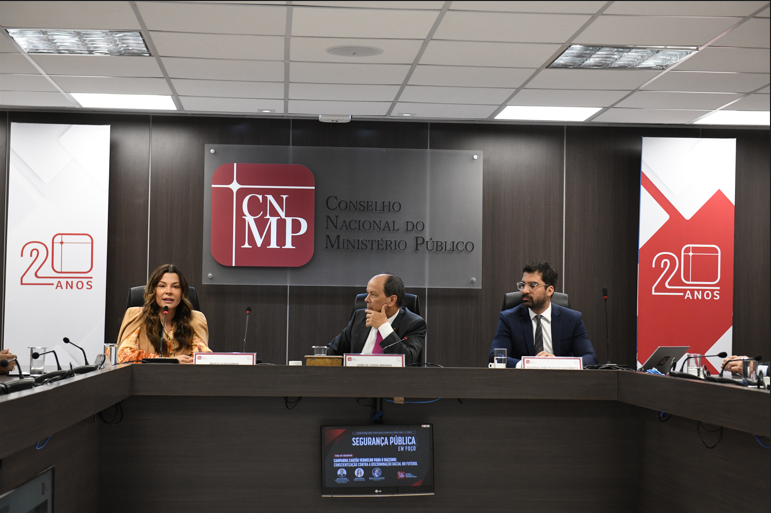 Cartão Vermelho para o Racismo: acordo propõe ações de letramento racial no país