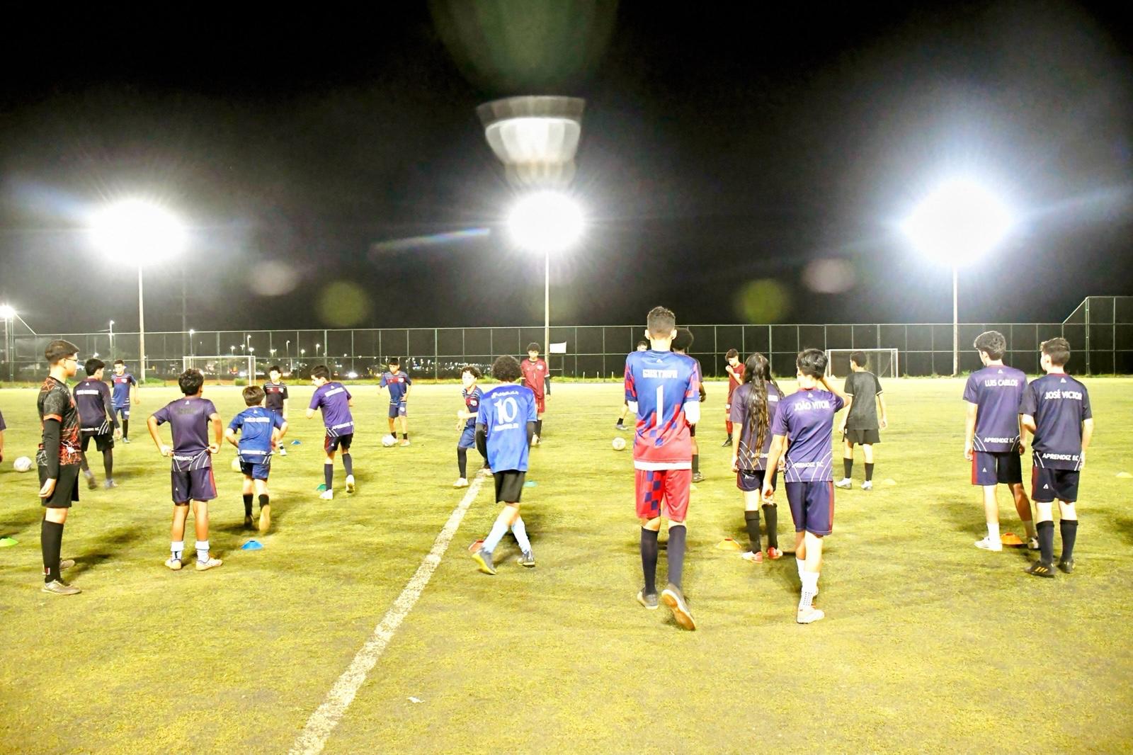 Paranoá ganha nova iluminação em campos e amplia prática esportiva à noite