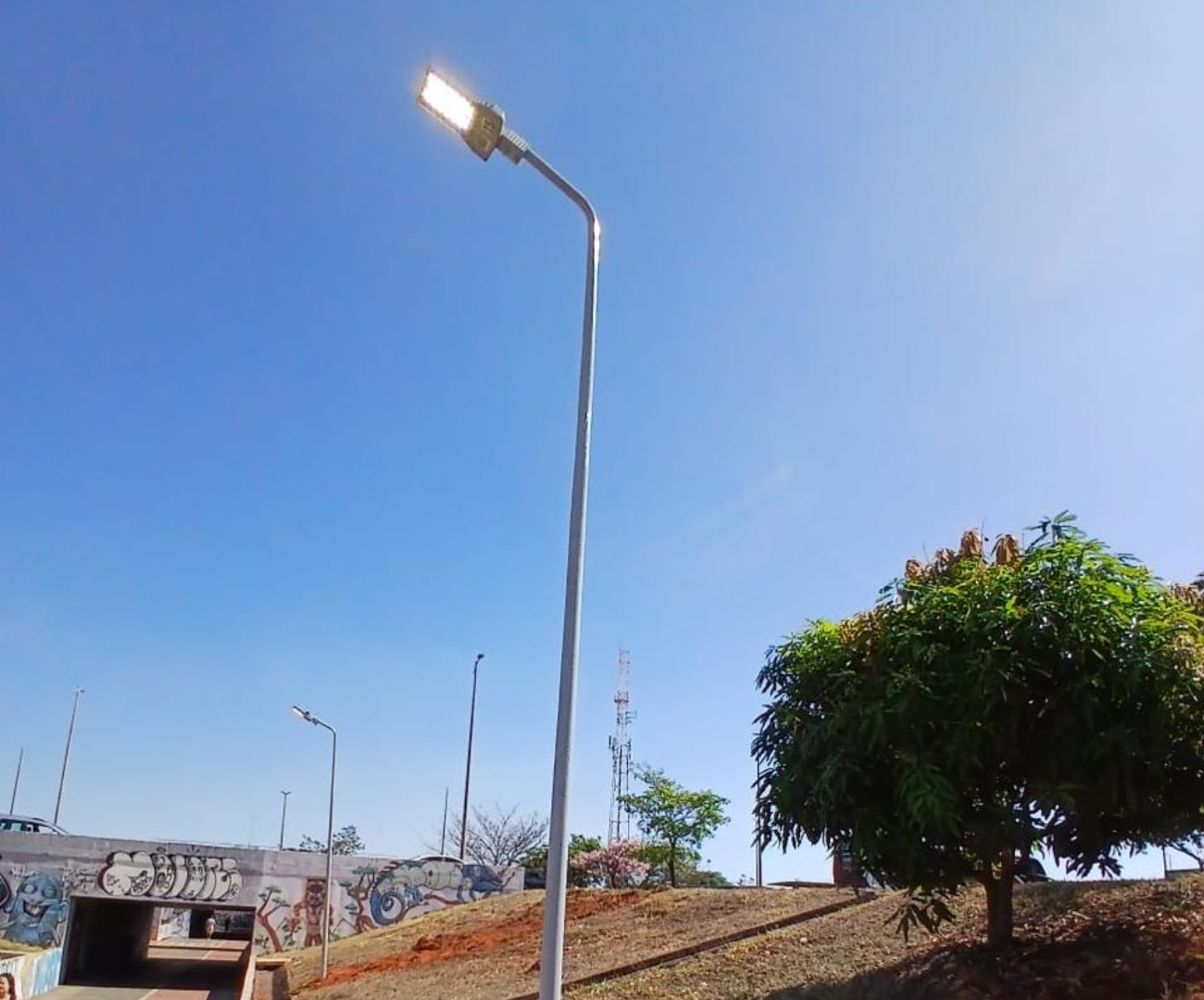 Passarela do Lúcio Costa, no Guará, recebe instalação de cabos e luminárias