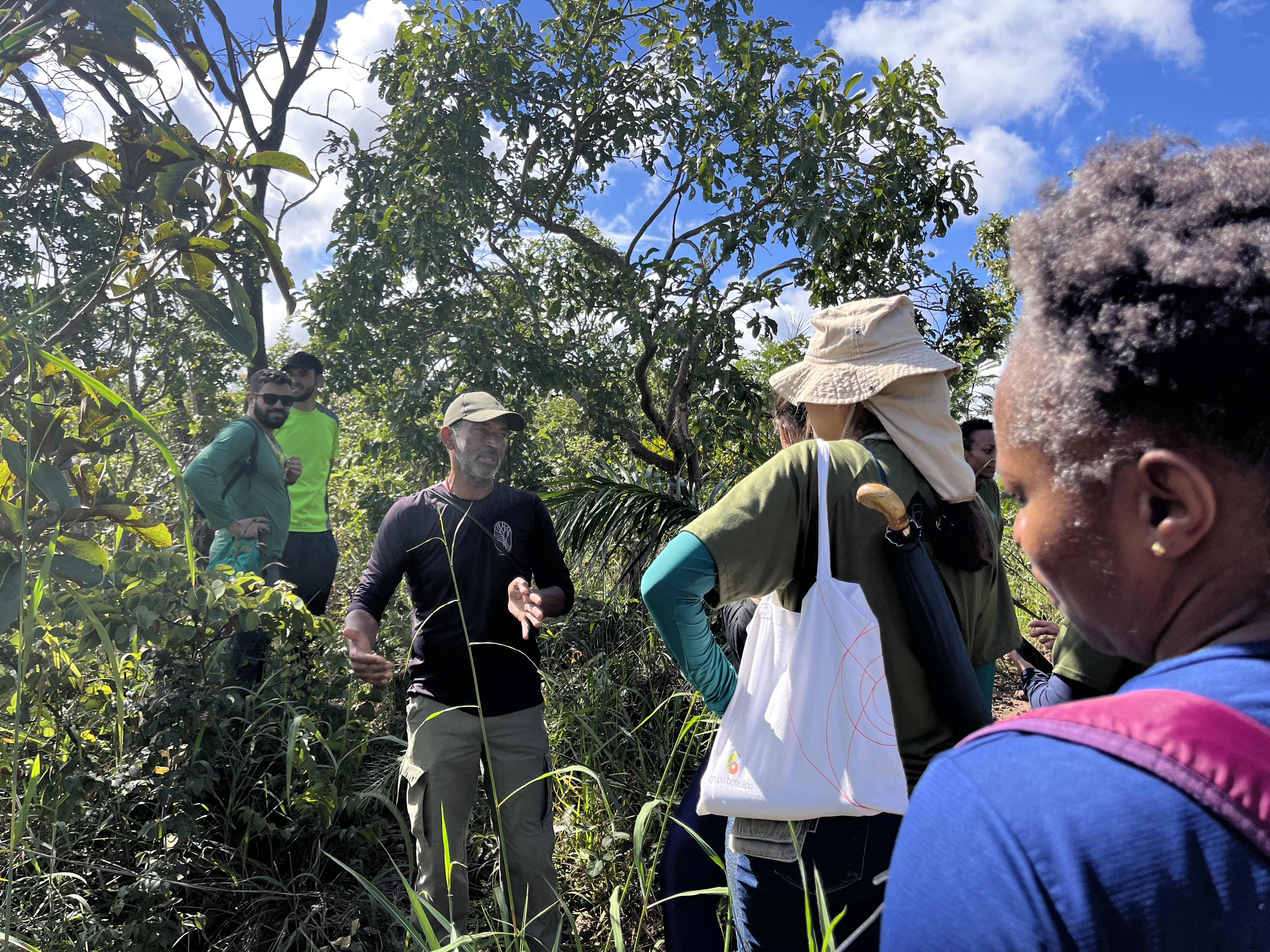 Comunidade e técnicos do Brasília Ambiental percorrem trilha ecológica no Parque Distrital do Recanto das Emas