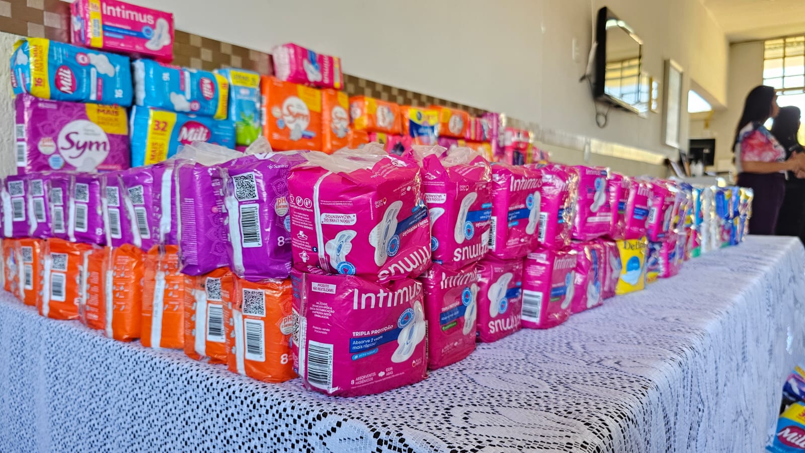Mulheres custodiadas recebem doação de 2 mil absorventes