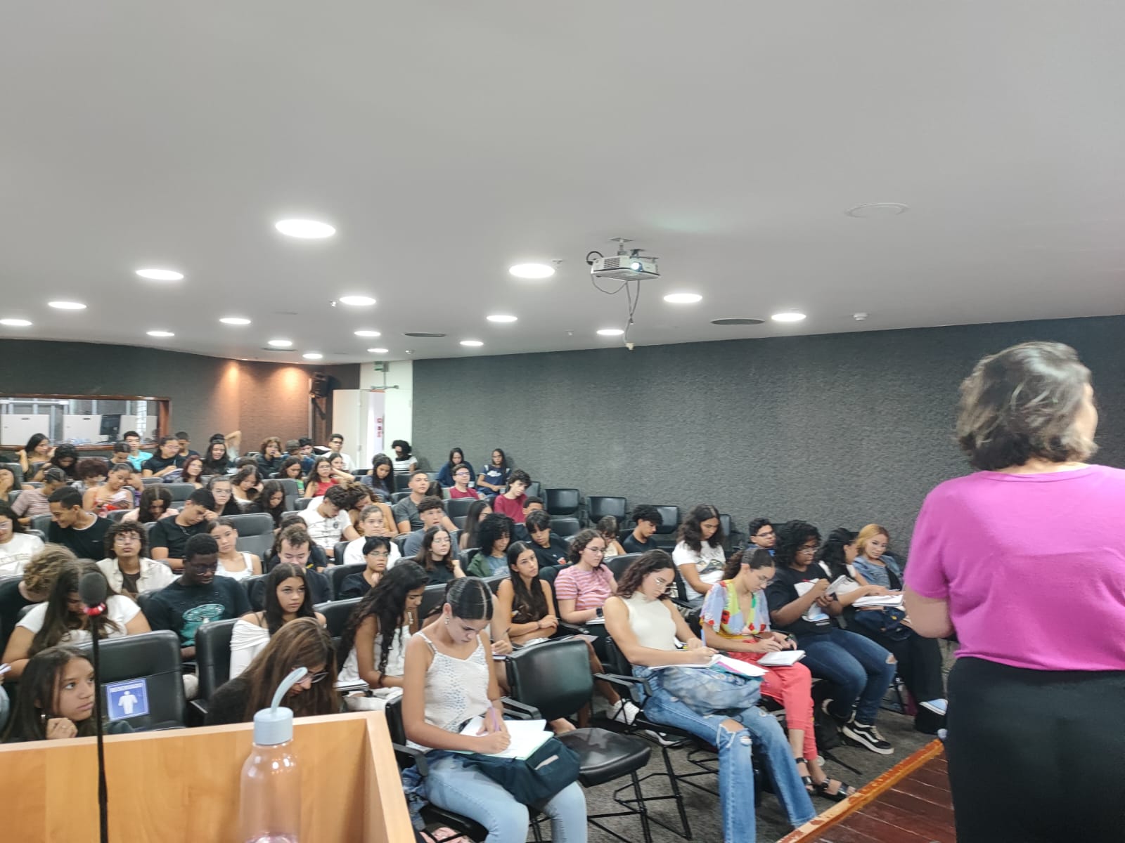 Bibliotecas públicas oferecem curso de redação para idosos