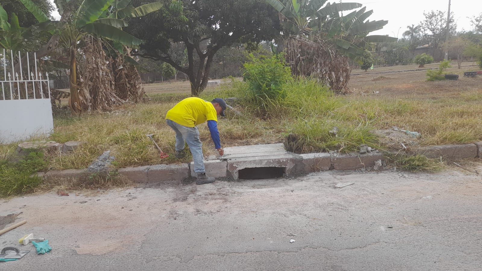 Força-tarefa limpa bueiros do Guará antes do início das chuvas
