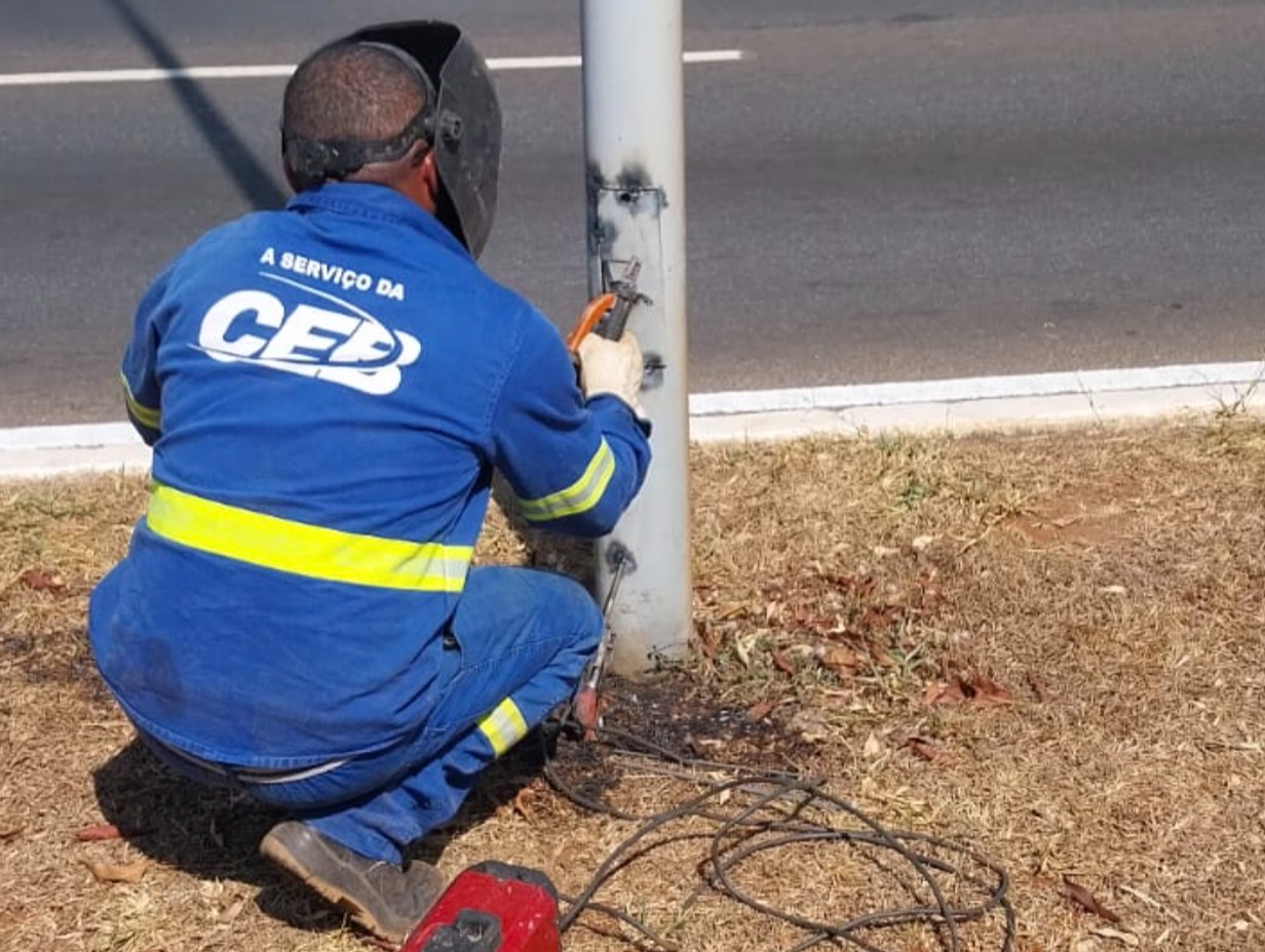 Soldagem de postes busca coibir furtos de cabos de iluminação pública no DF