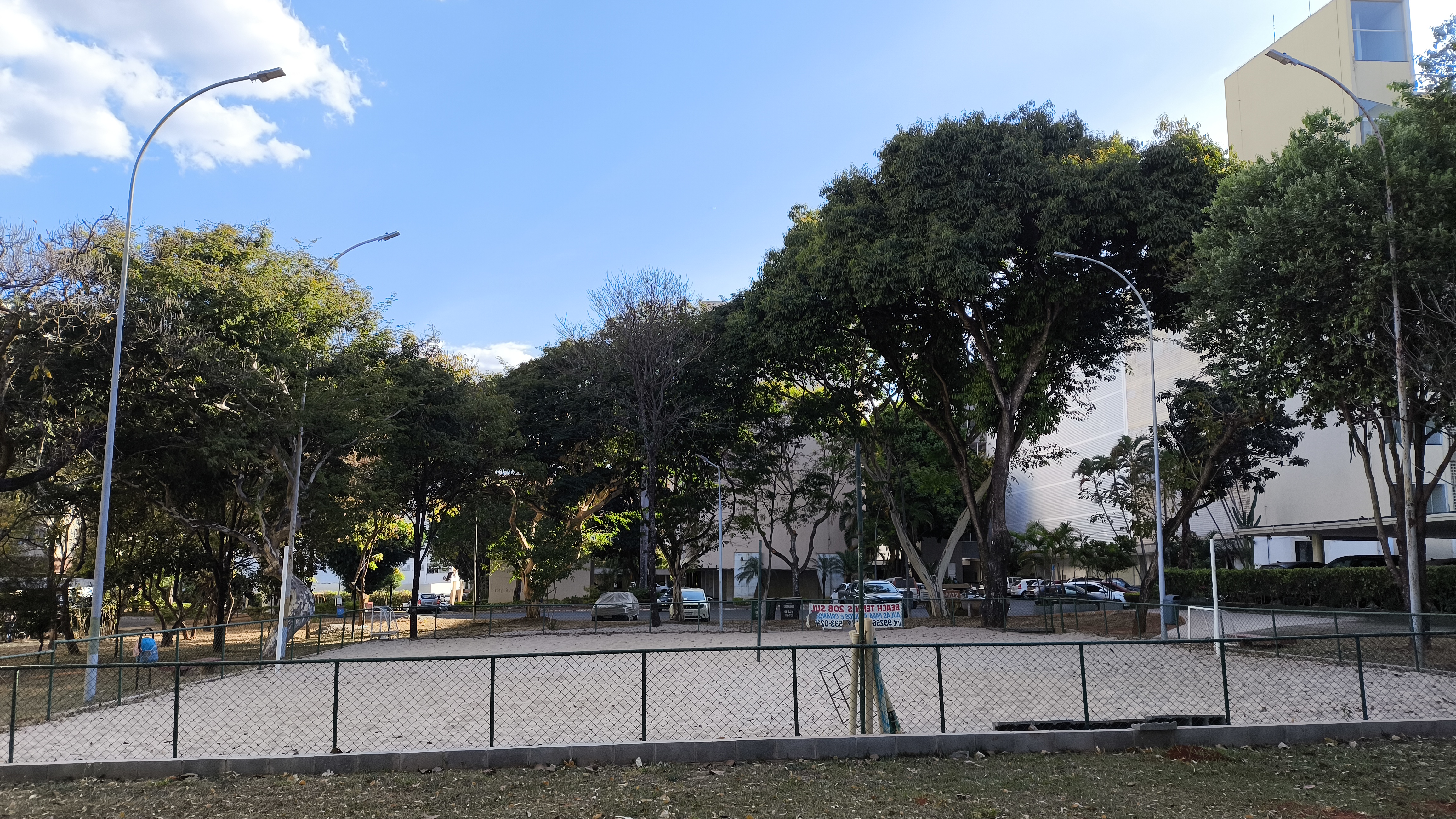 Quadra poliesportiva na 208 Sul recebe nova iluminação