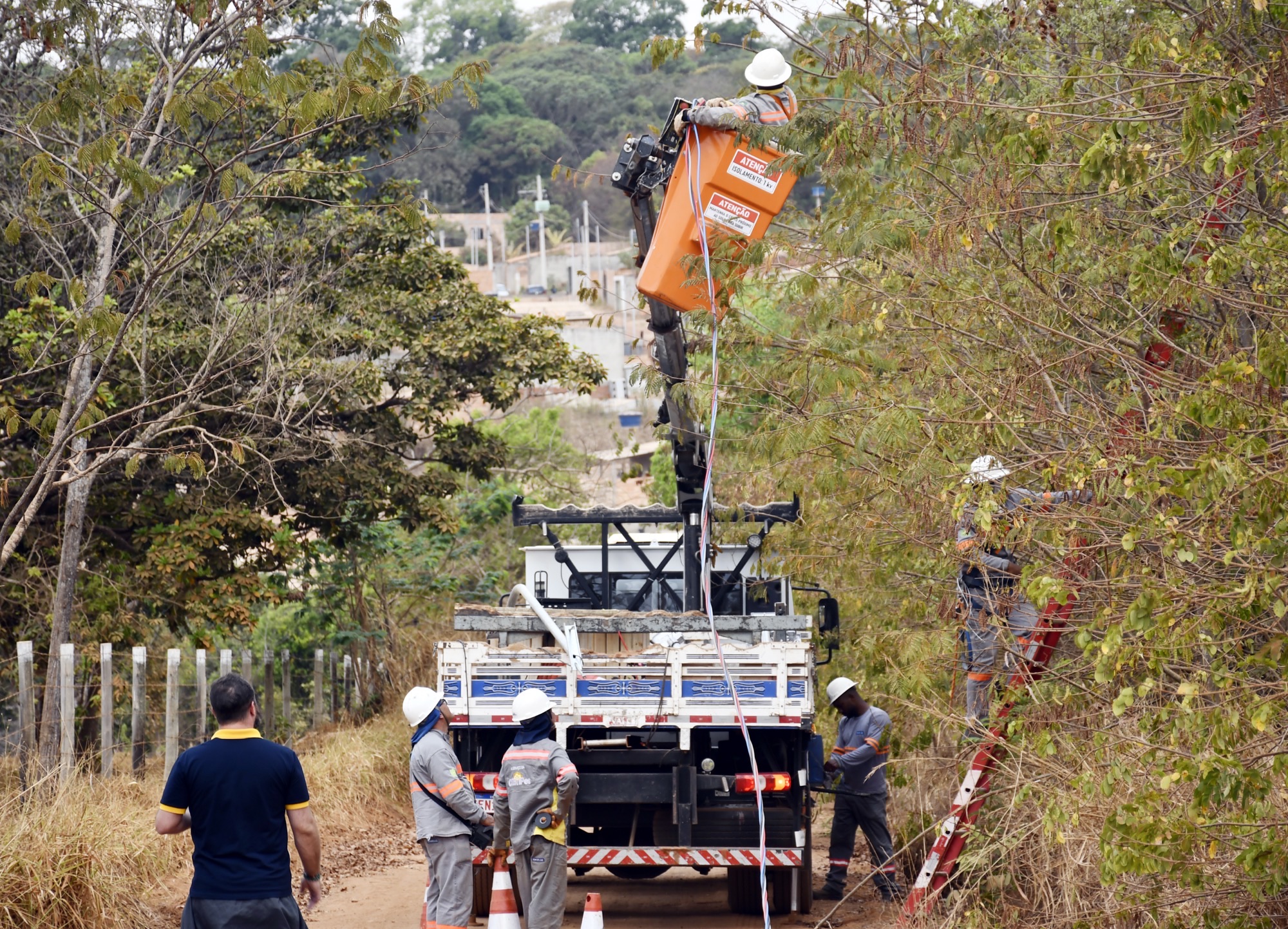 Morro da Cruz, em São Sebastião, recebe mais de mil novos pontos de iluminação pública