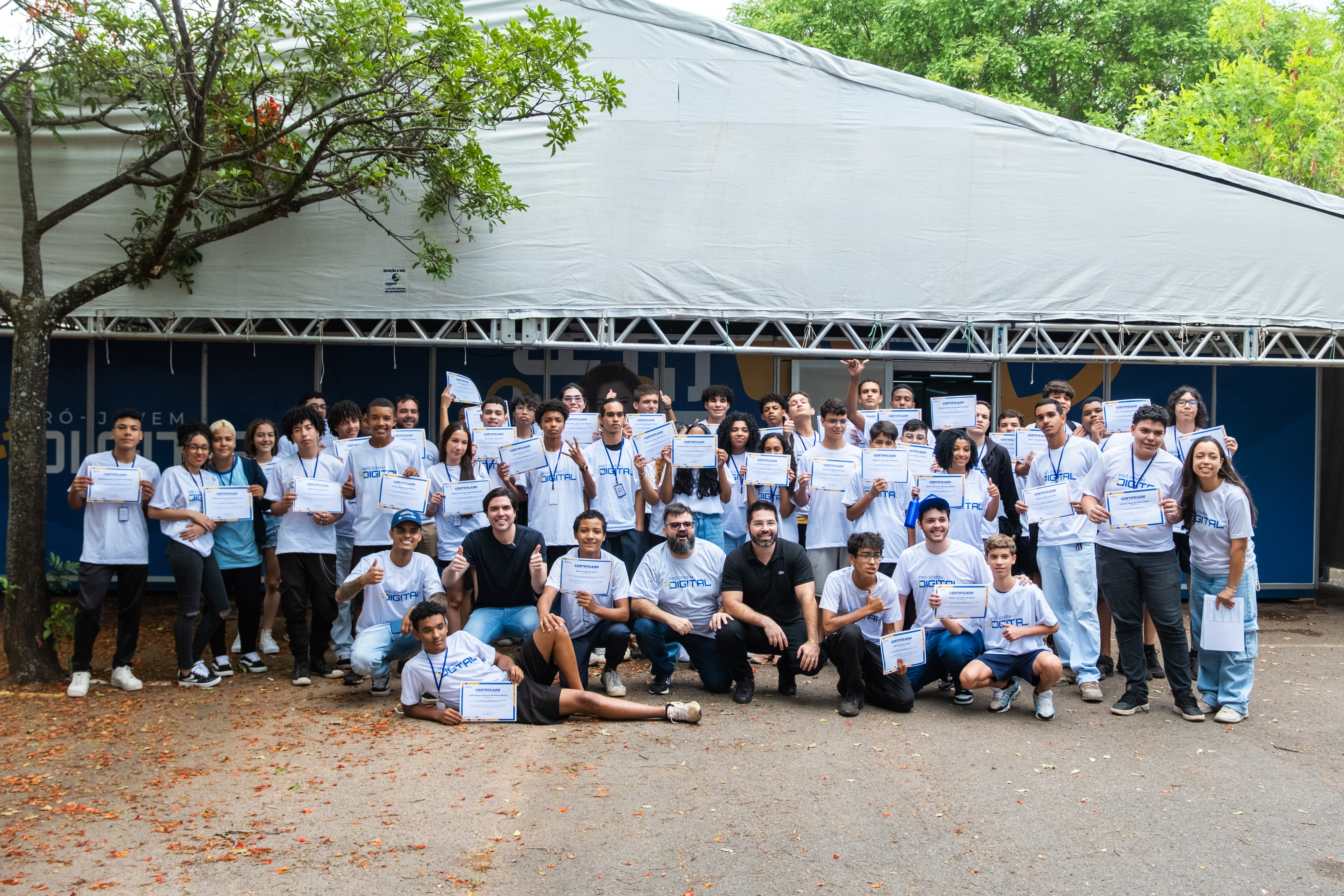 Jovens recebem certificados do programa Pró-Jovem Digital