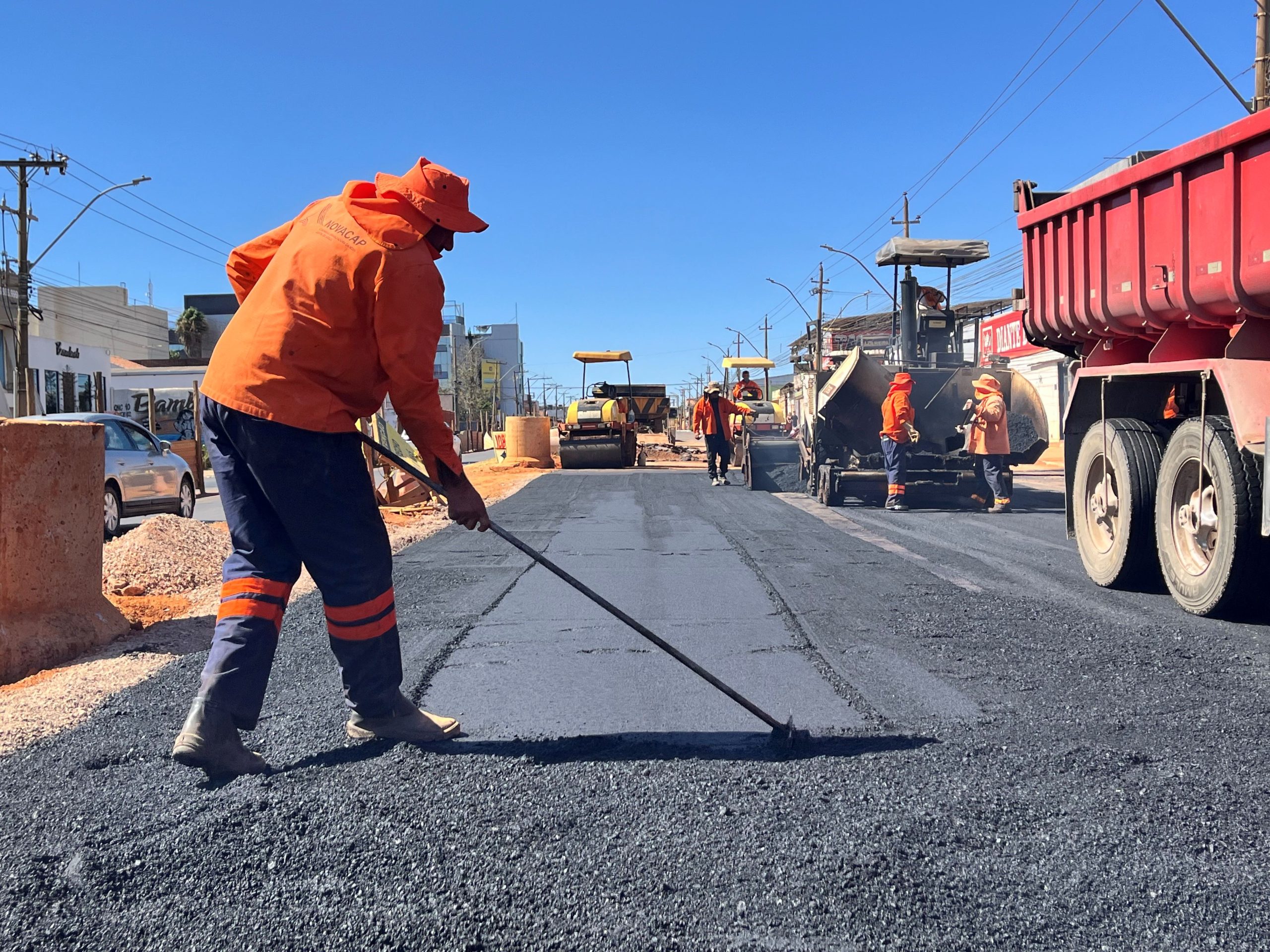 Avenida Hélio Prates recebe 220 toneladas de asfalto neste domingo