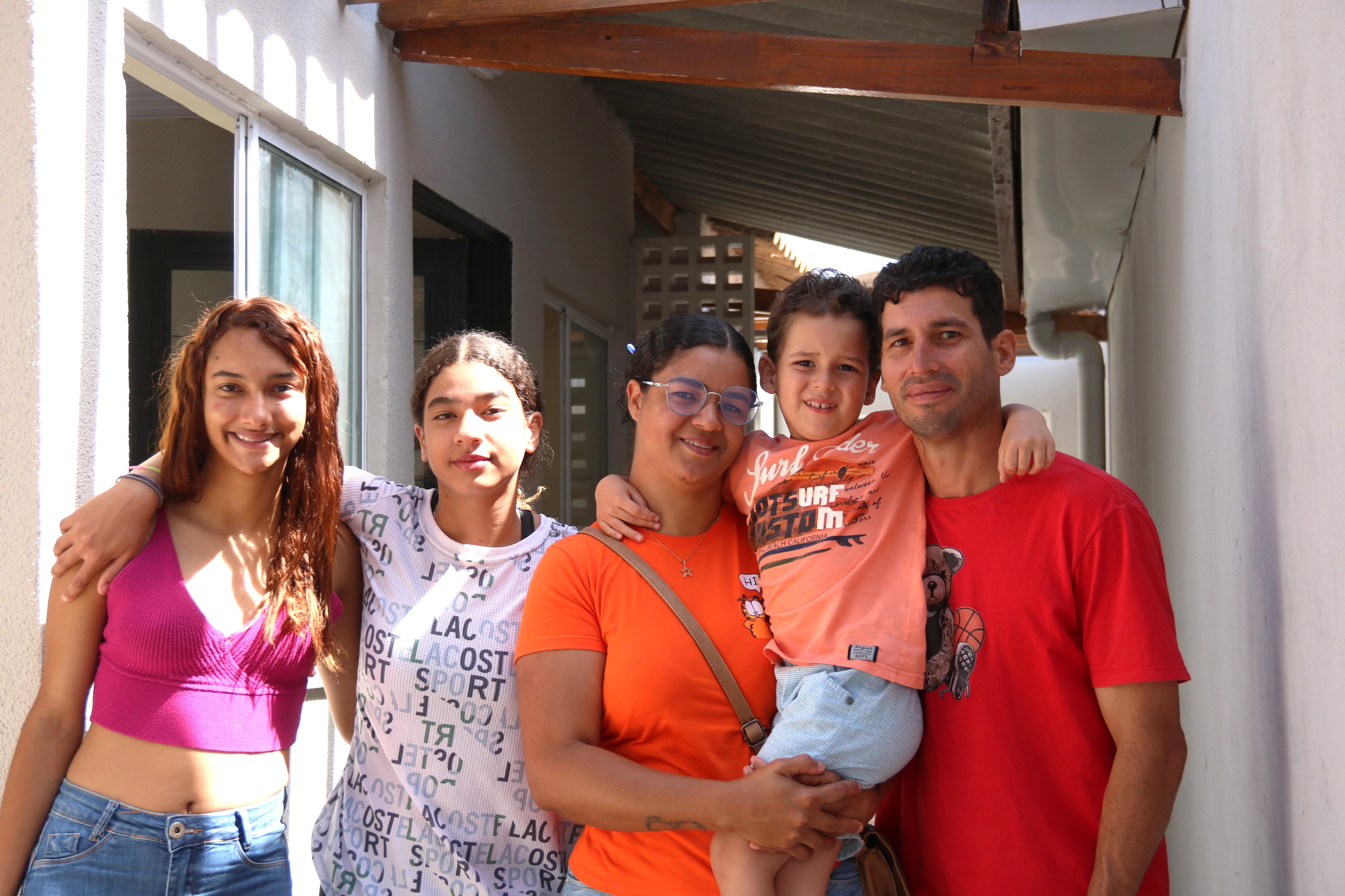 Duas moradoras da Estrutural recebem casas pelo Programa Melhorias Habitacionais