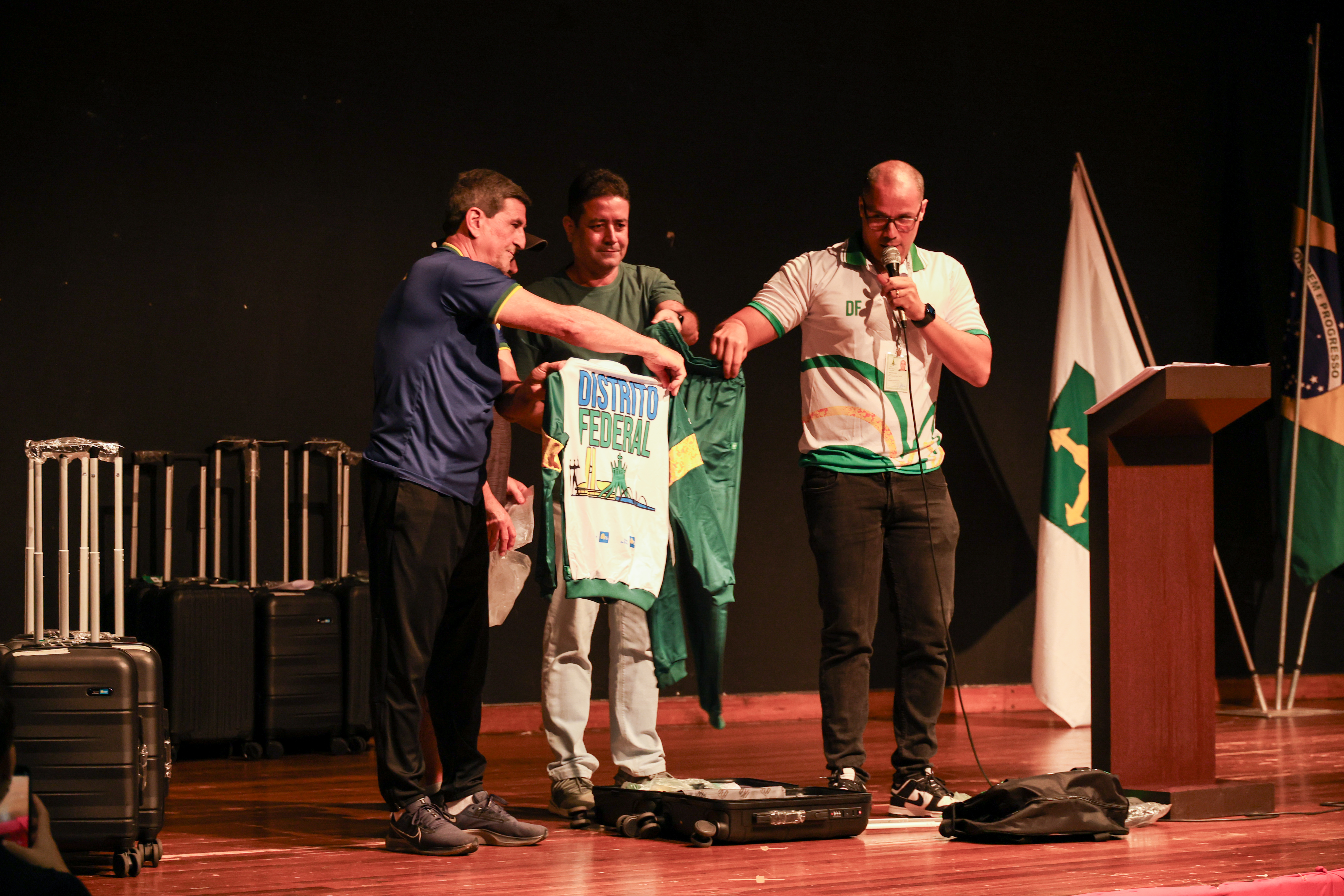 Alunos do DF convocados para os JEBs 2025 recebem kits oficiais de uniforme