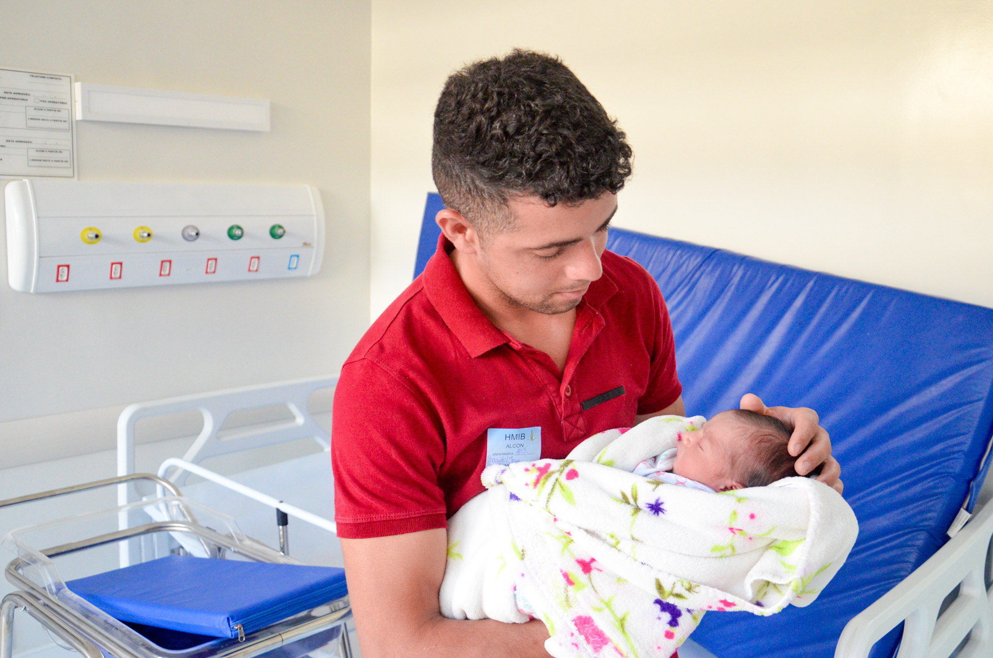 Presença do pai no parto estreita laços com o bebê