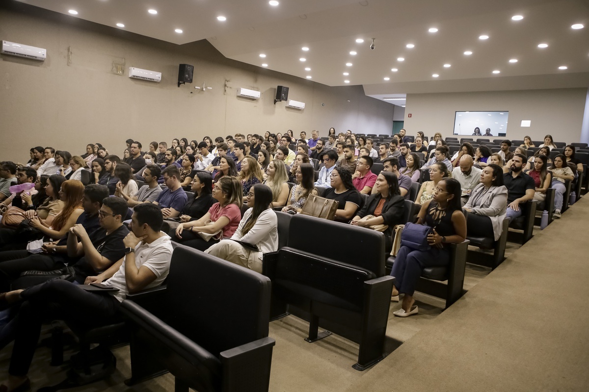 Residentes e multiprofissionais iniciam curso sobre controle de infecções hospitalares no DF