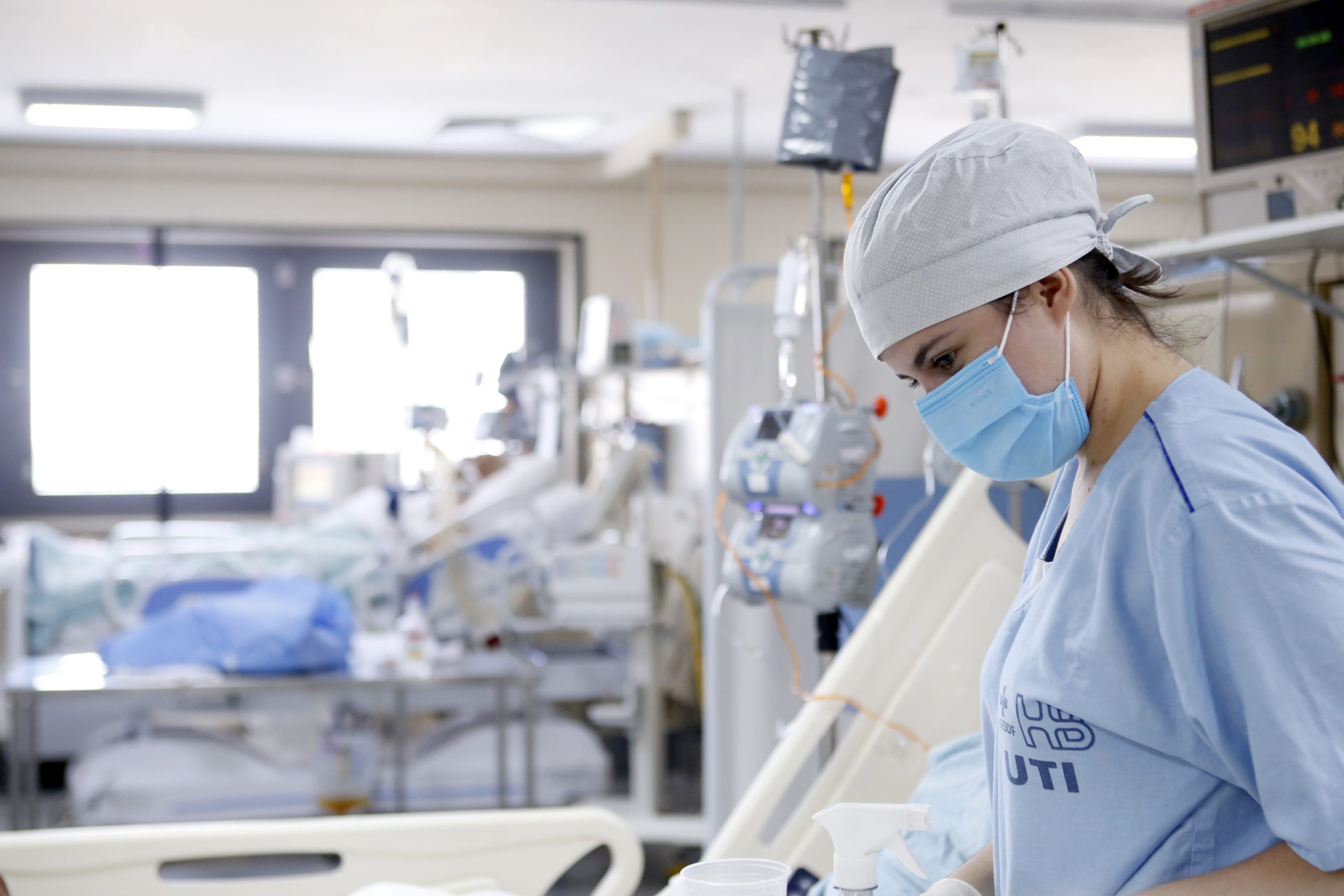 Abertos novos processos seletivos na área de saúde com salários de até R$ 12,7 mil