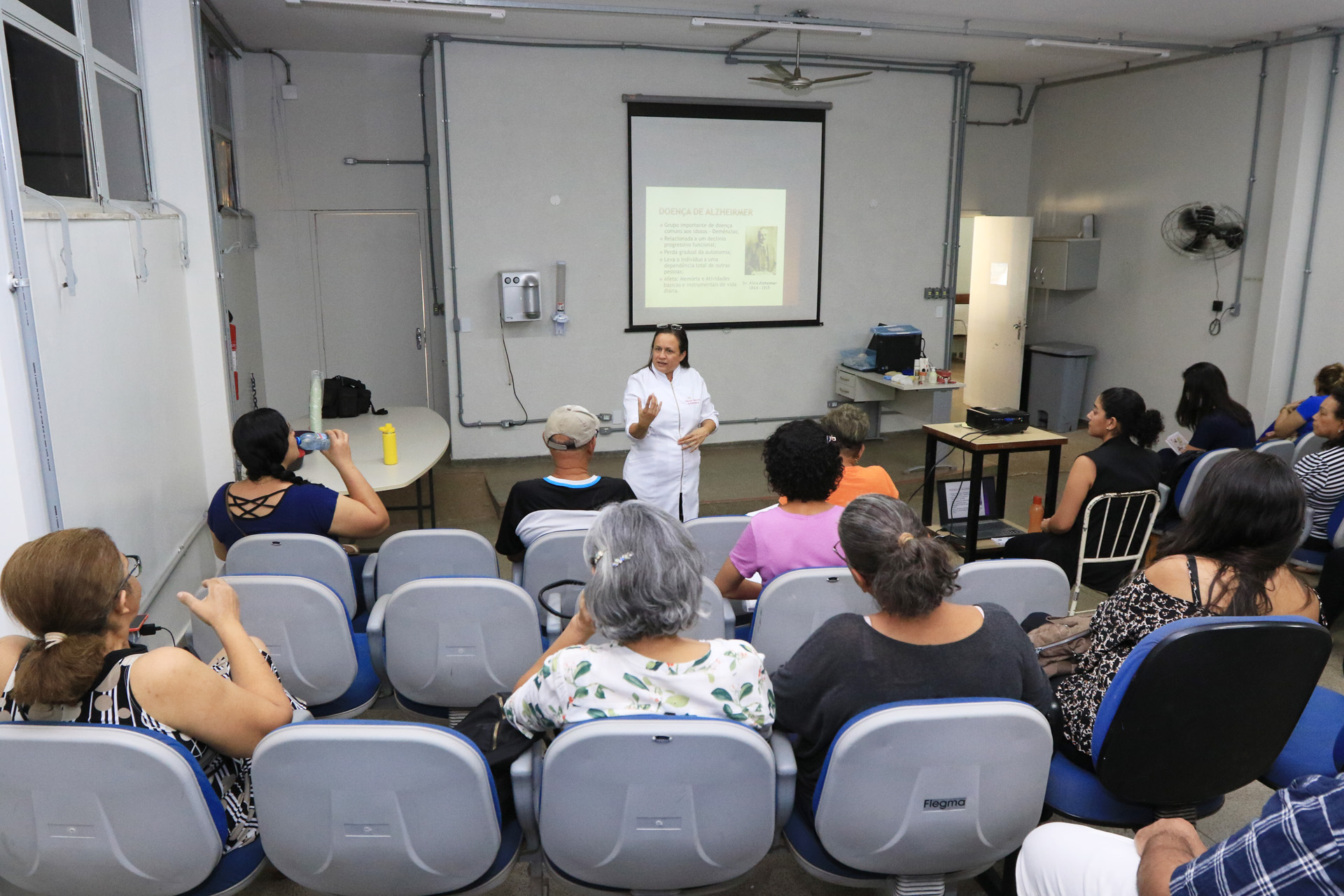 Parentes de pessoas com Alzheimer são orientados para cuidados integrais