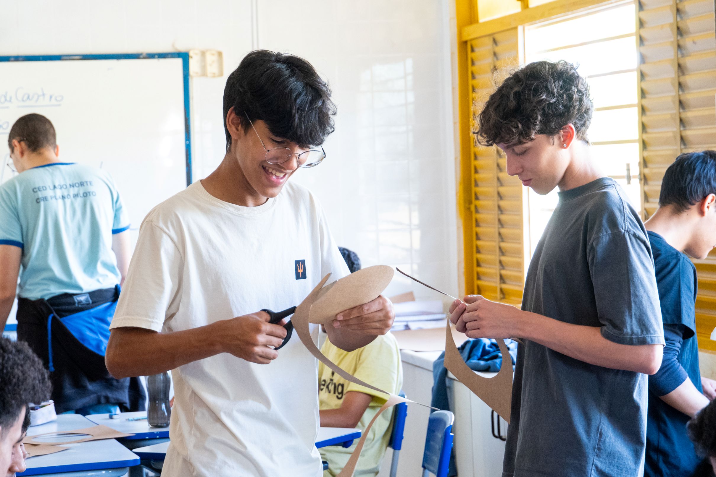 Oficina de arte tridimensional estimula criatividade de estudantes no Lago Norte