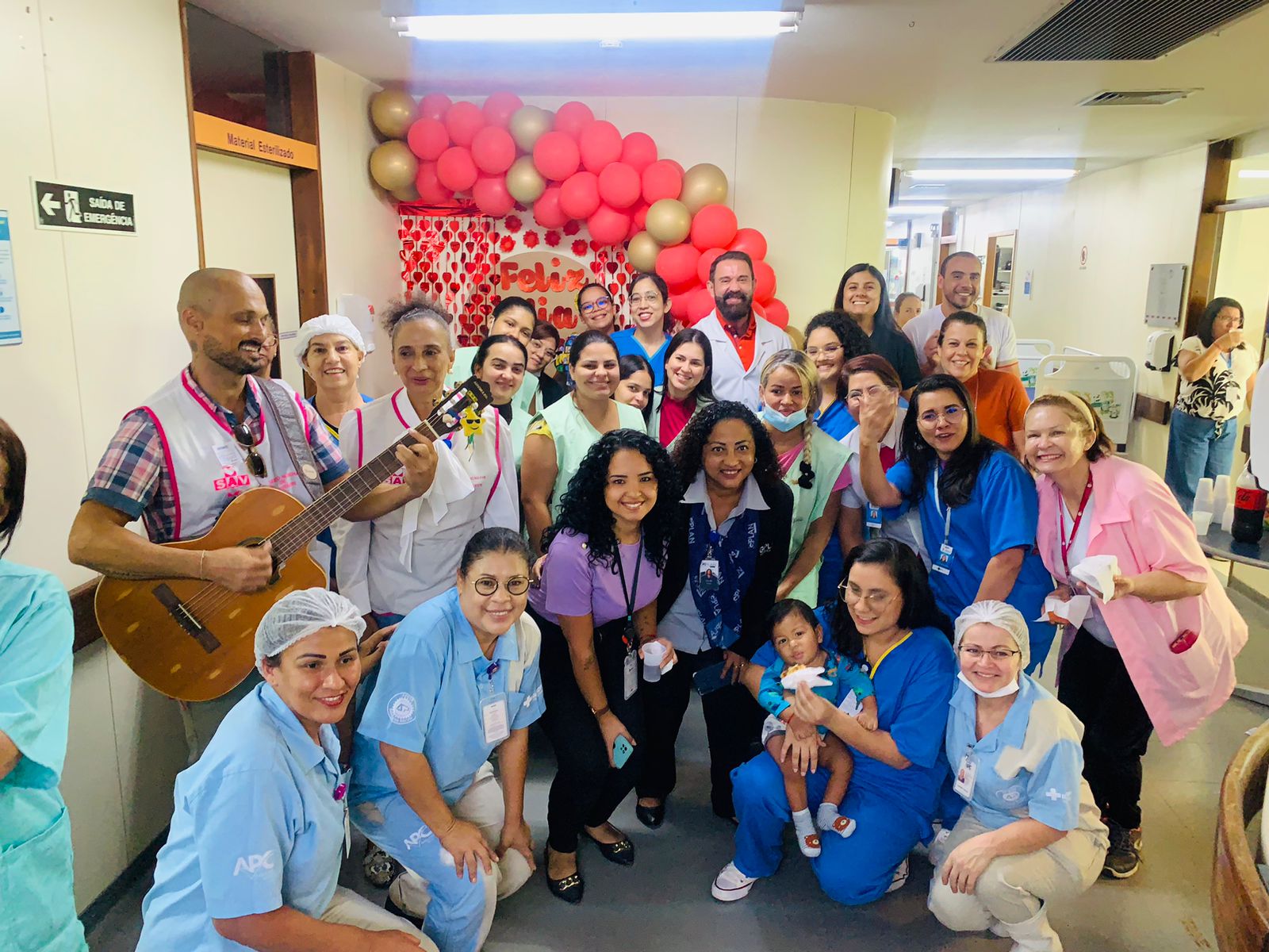 Manhã de homenagens às mães da UTI Pediátrica do HBDF