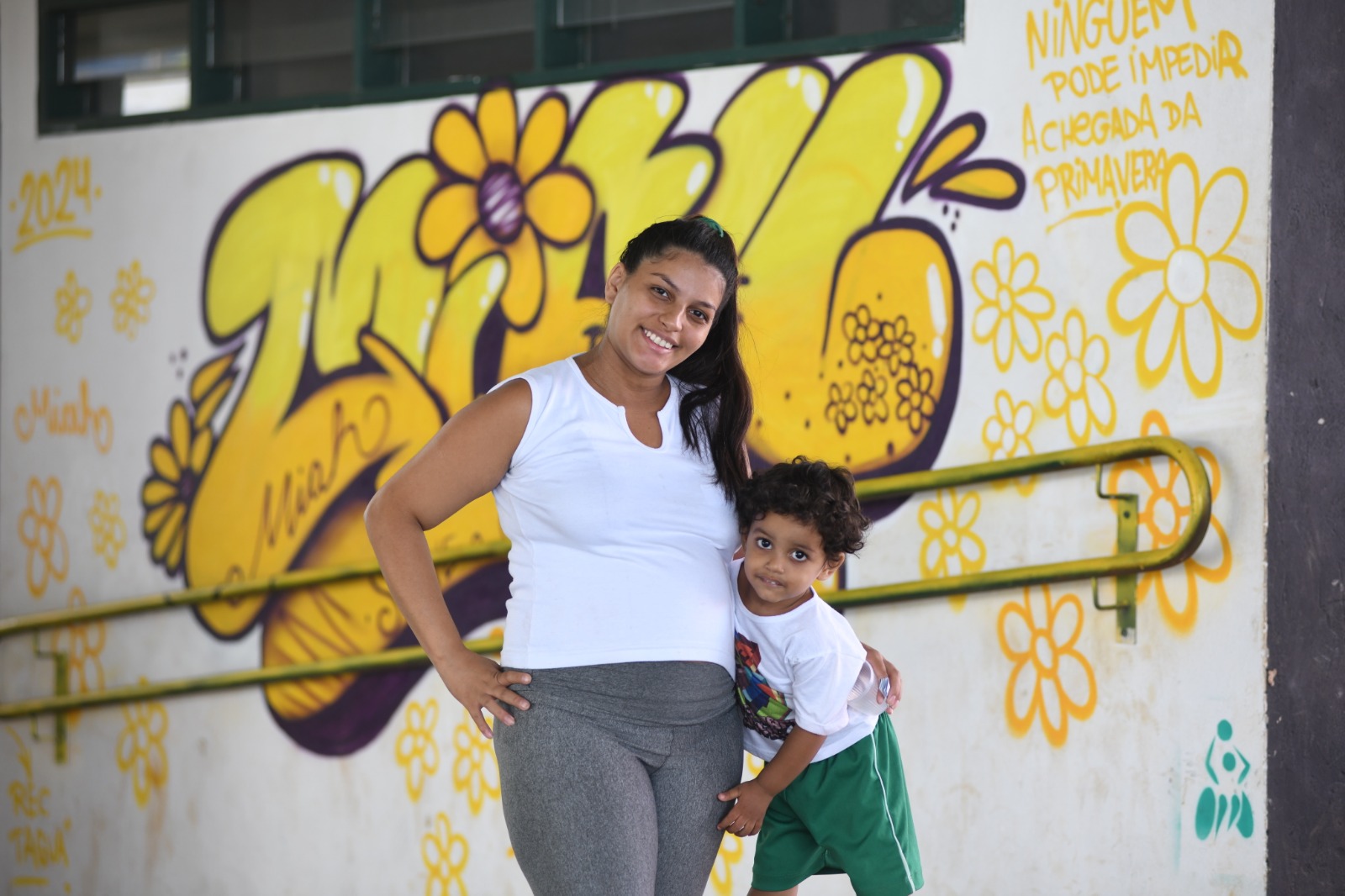 Mulher grávida de sete meses participa do curso Nasce uma Estrela. Na foto, ela aparece ao lado do primeiro filho