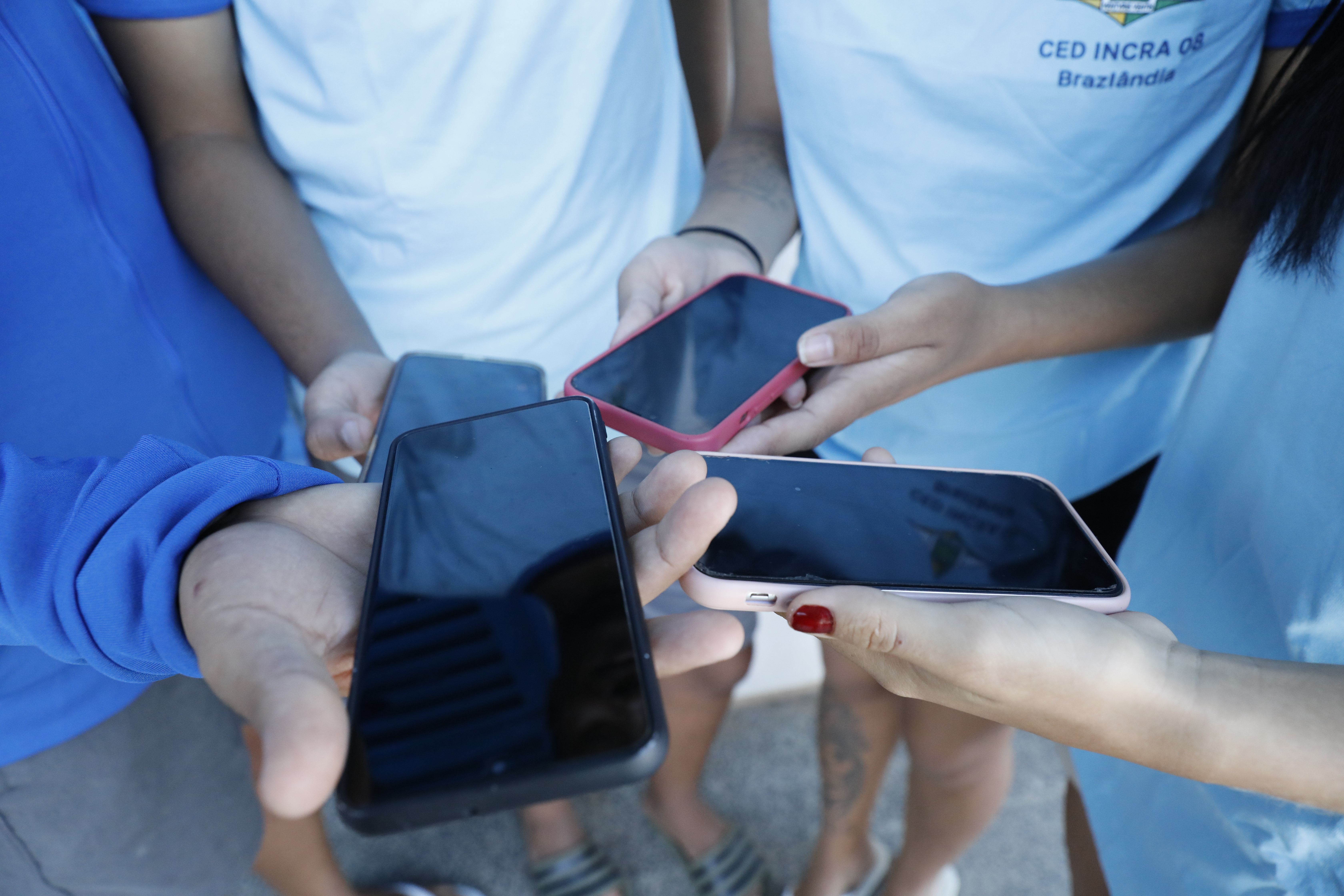 Mais de 80% dos profissionais da educação básica avaliam positivamente a proibição de celulares nas escolas
