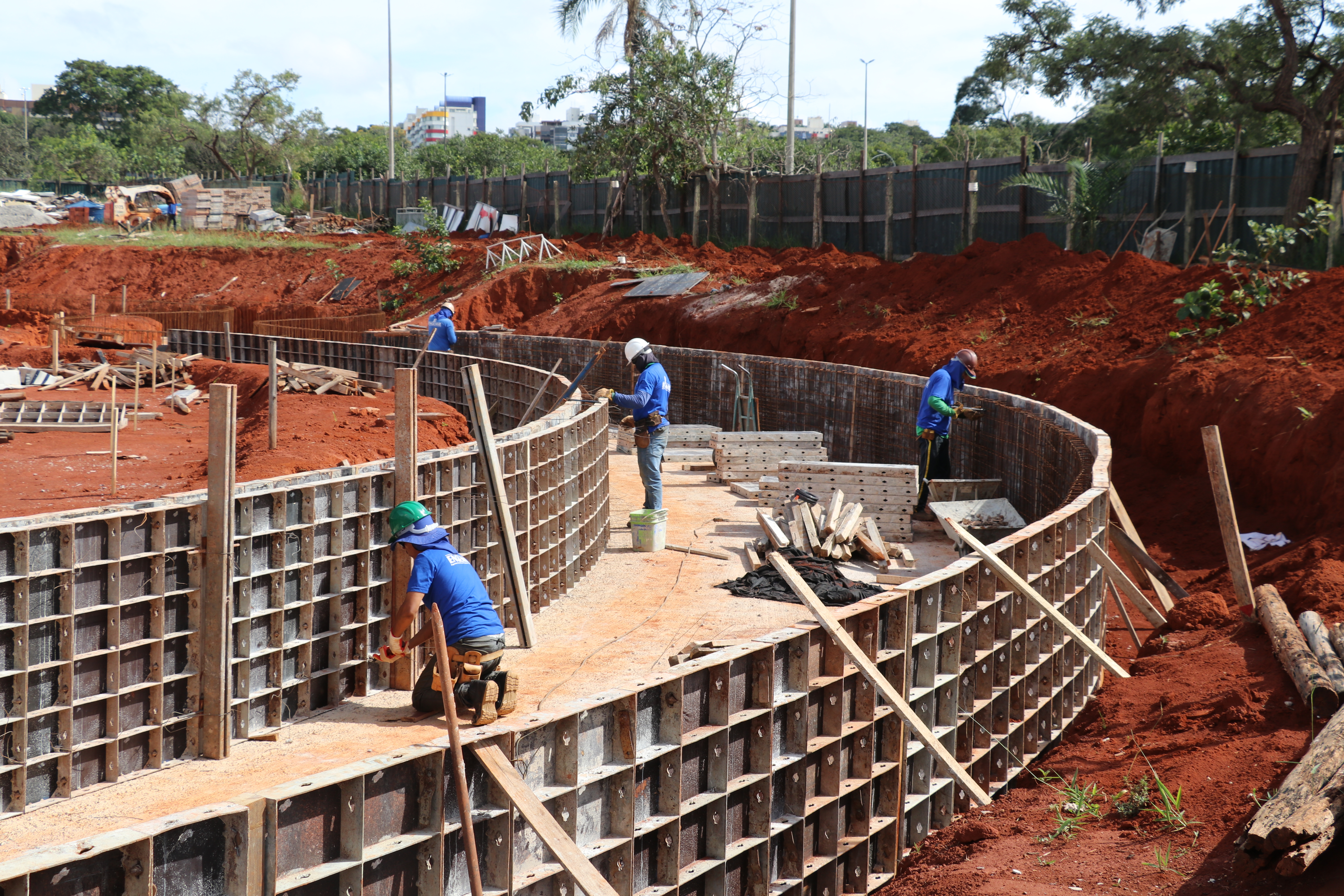 Obra na Piscina de Ondas inicia instalação hidráulica e estrutura de concreto do rio lento
