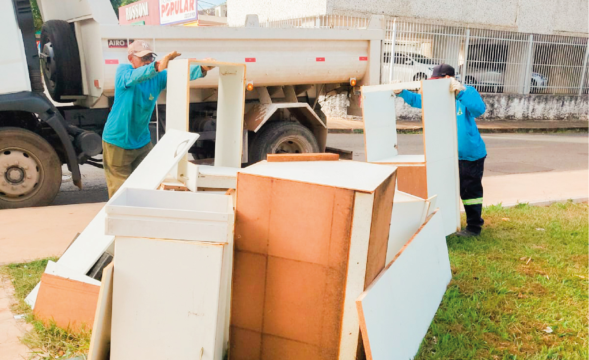 Ação educativa no Cruzeiro orienta sobre descarte correto de resíduos volumosos