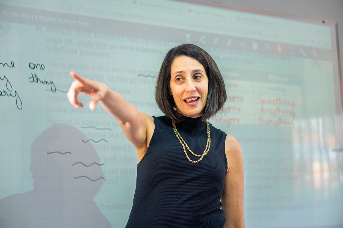 Professora do DF disputa bolsa para estudar inglês nos Estados Unidos